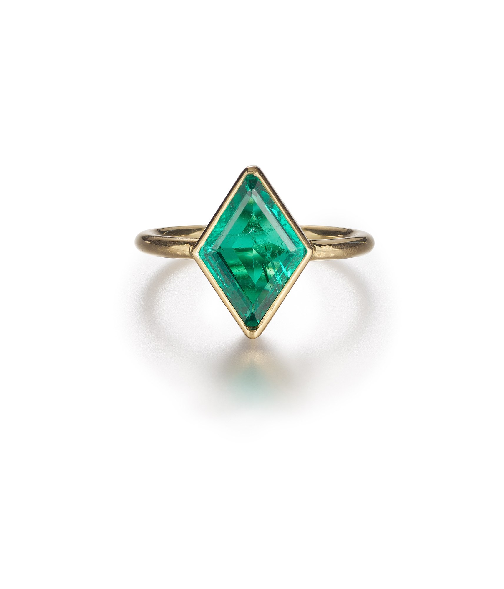 <p><em>Emerald ring</em></p>
