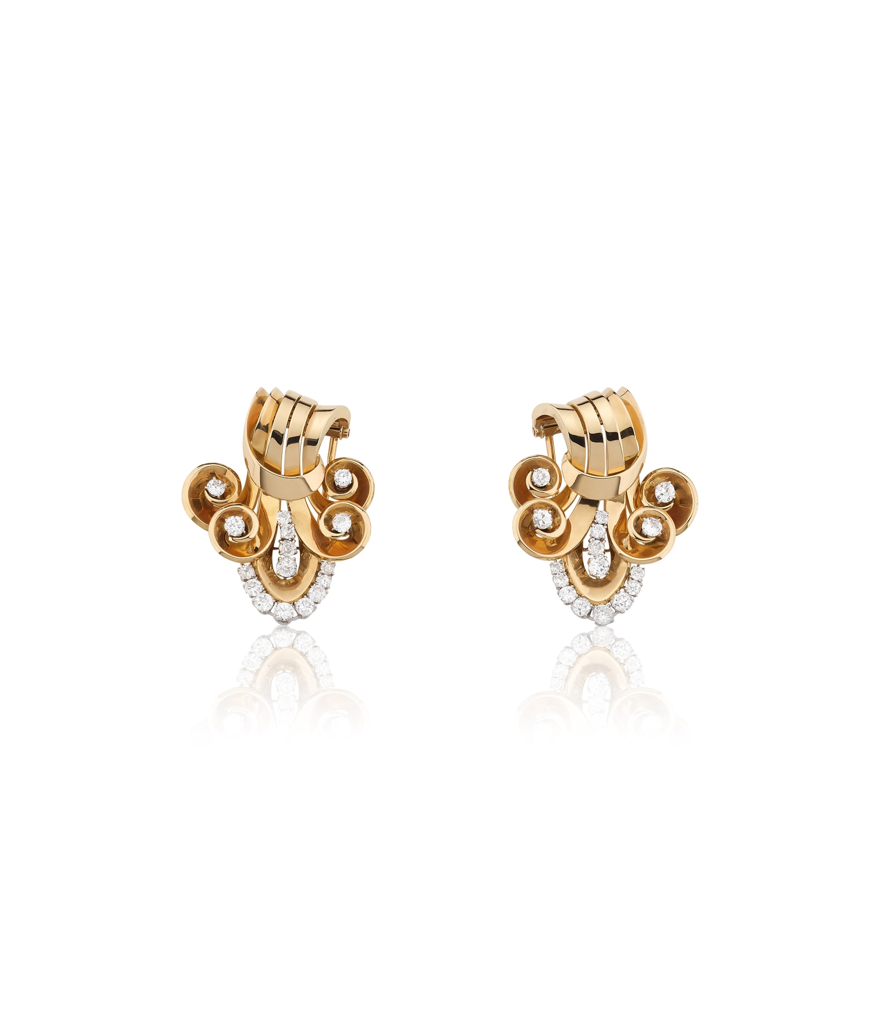 <p><strong>VAN CLEEF &amp; ARPELS&nbsp;</strong><em>Pair of gold and diamond clips,&nbsp;</em>circa 1940</p>
