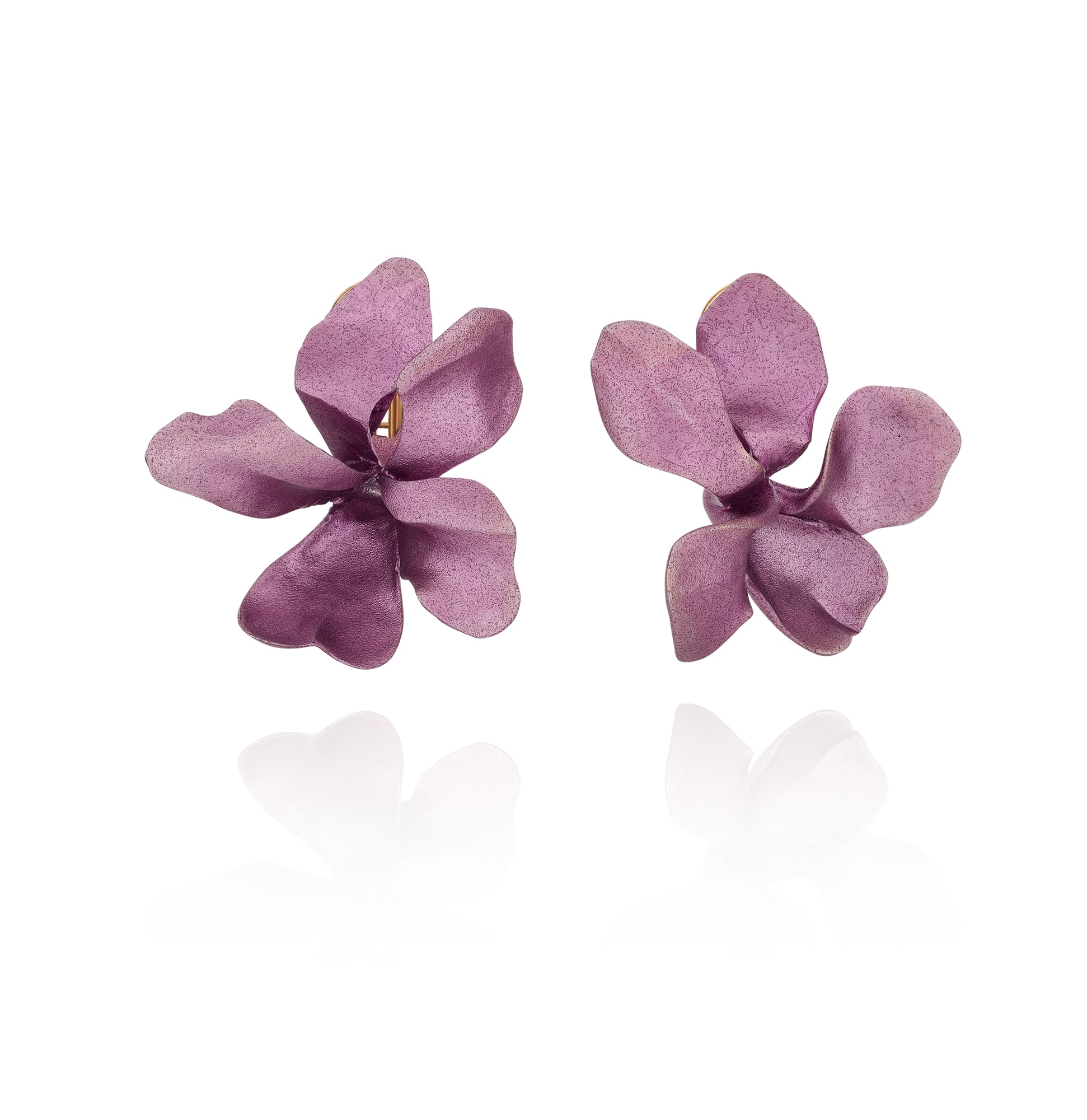 <p><strong>JAR</strong>&nbsp;<em>Pair of aluminium ear clips</em>&nbsp;<em>&#39;Violet&#39;</em></p>
