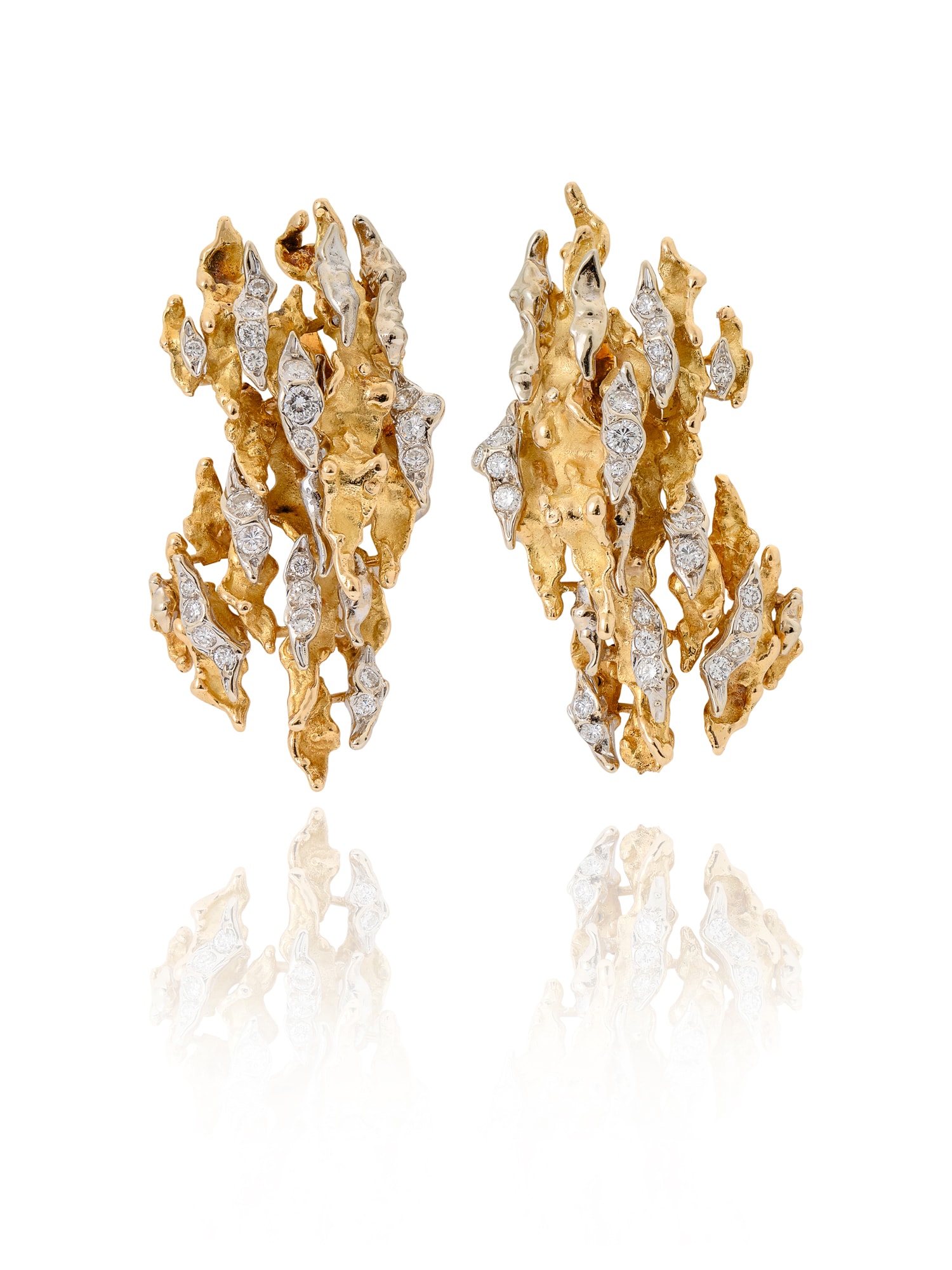 <p><strong>STERL&Eacute;</strong>&nbsp;<em>Pair of gold and diamond ear clips</em></p>
