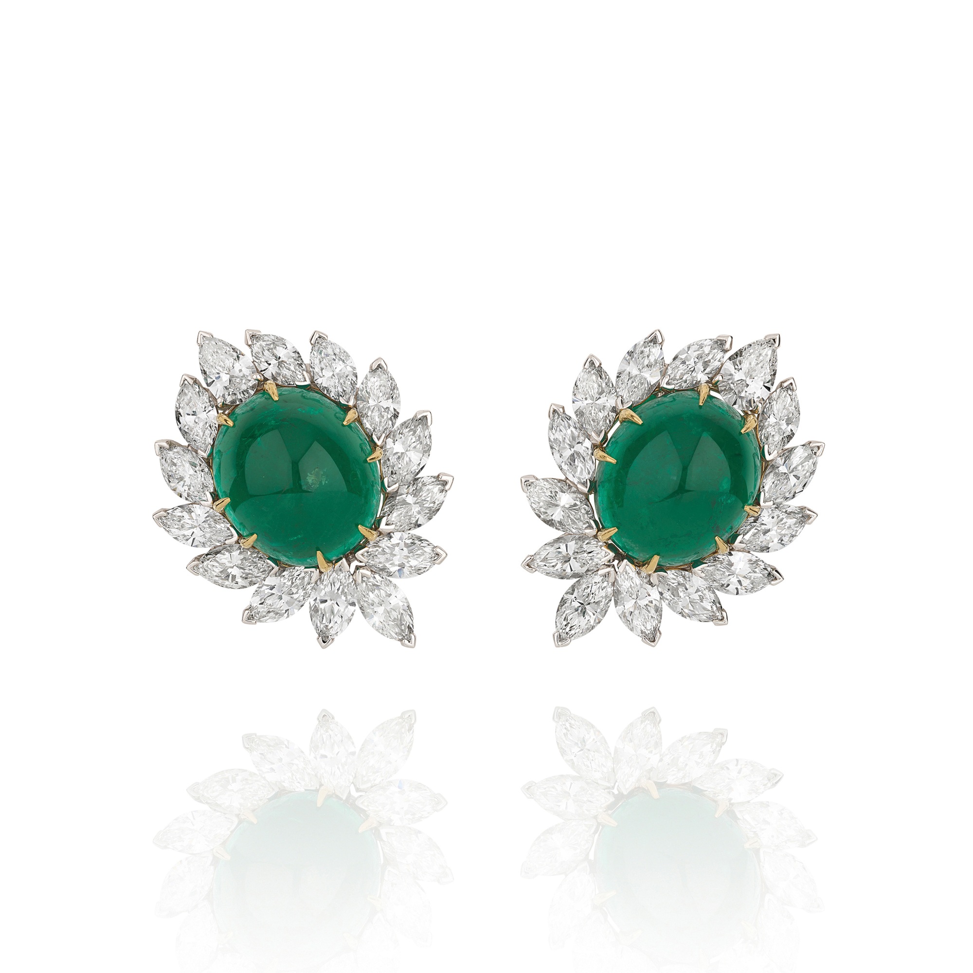 <p><strong>VAN CLEEF &amp; ARPELS&nbsp;</strong><em>Pair of emerald and diamond ear clip</em></p>
