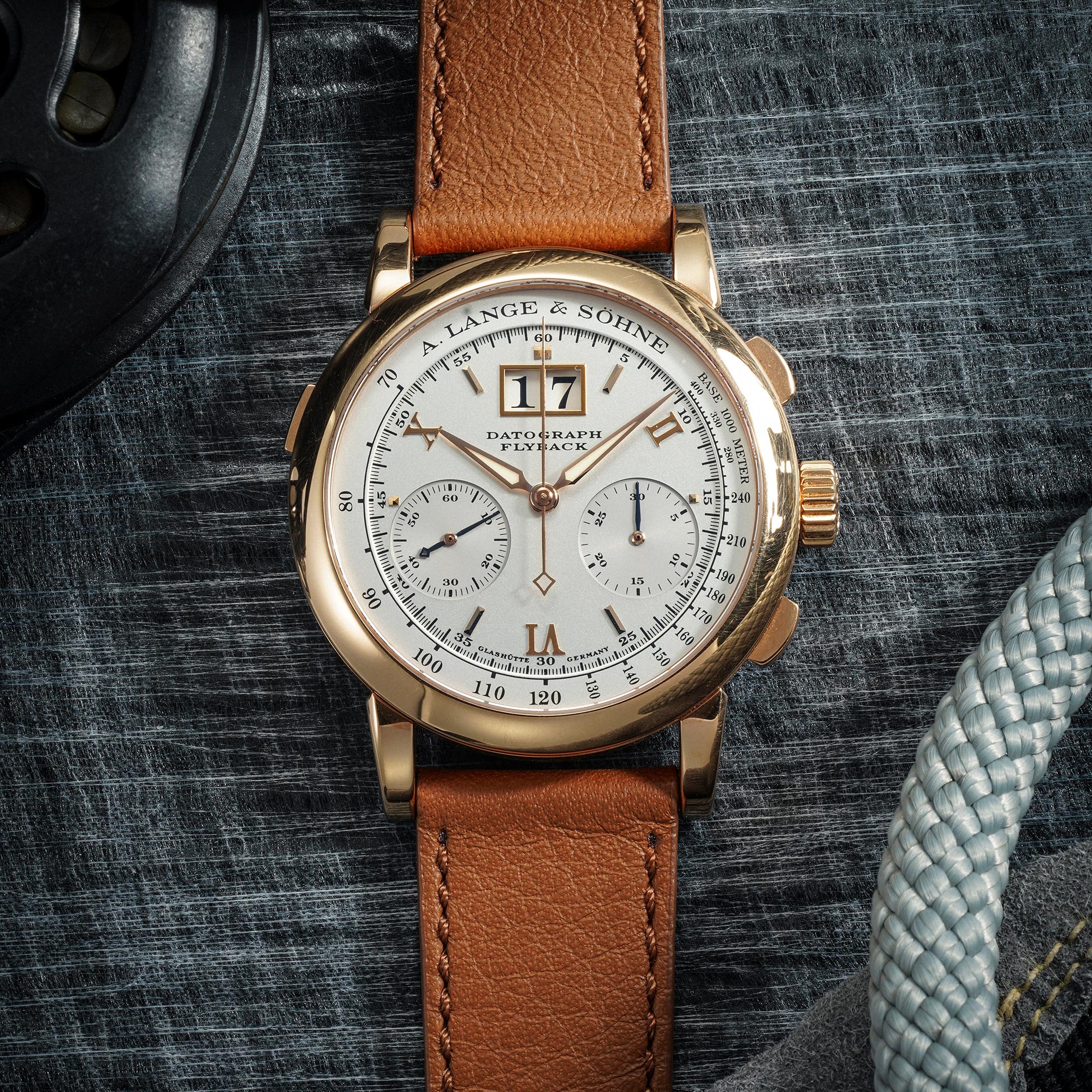 <p><strong>A. LANGE &amp; S&Ouml;HNE</strong>&nbsp;<em>Datograph 403.032 in pink gold</em></p>
