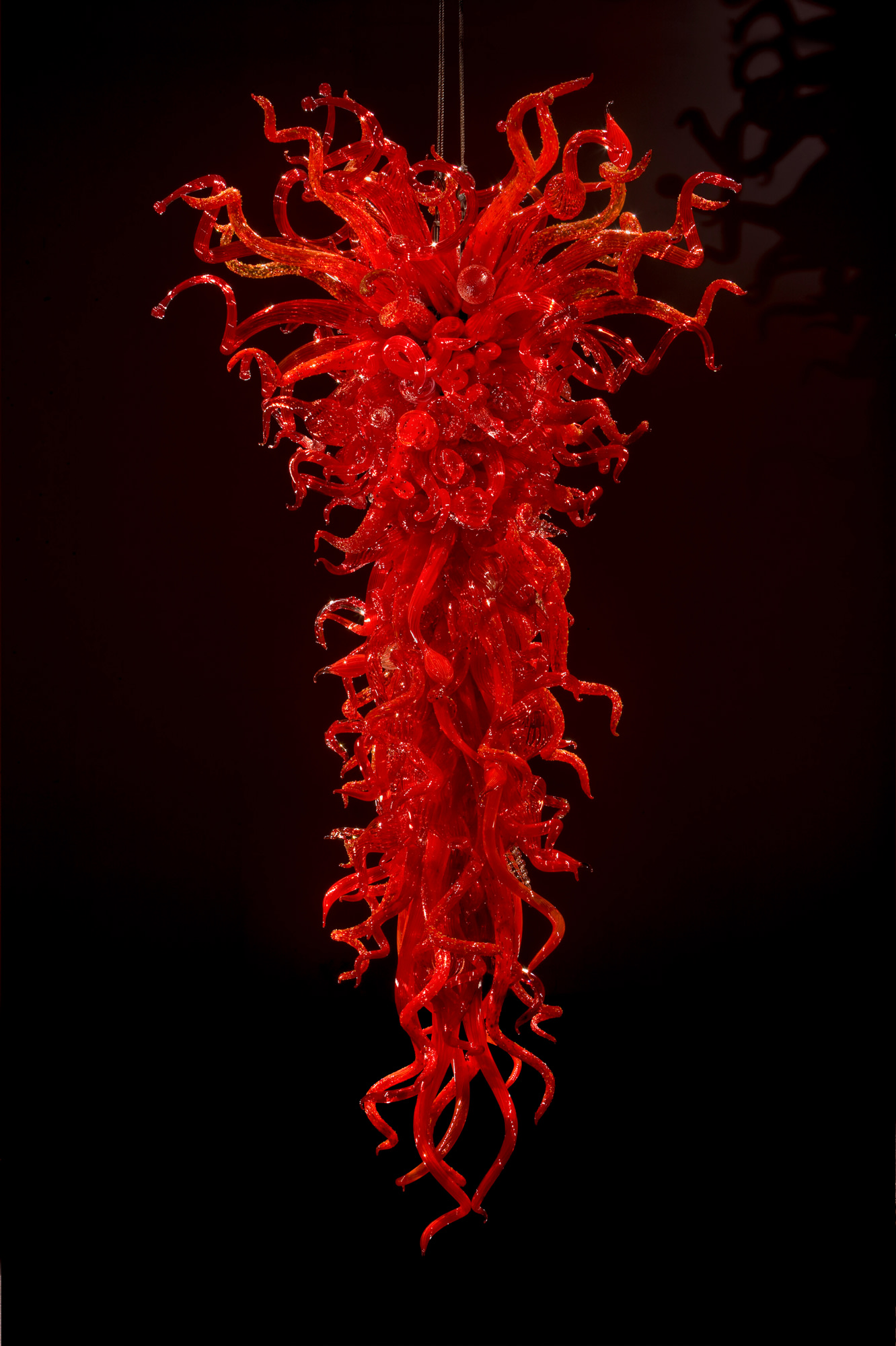 <p><strong>DALE CHIHULY </strong><em>Ruby Red Chandelier</em>, 2006&nbsp;</p>
