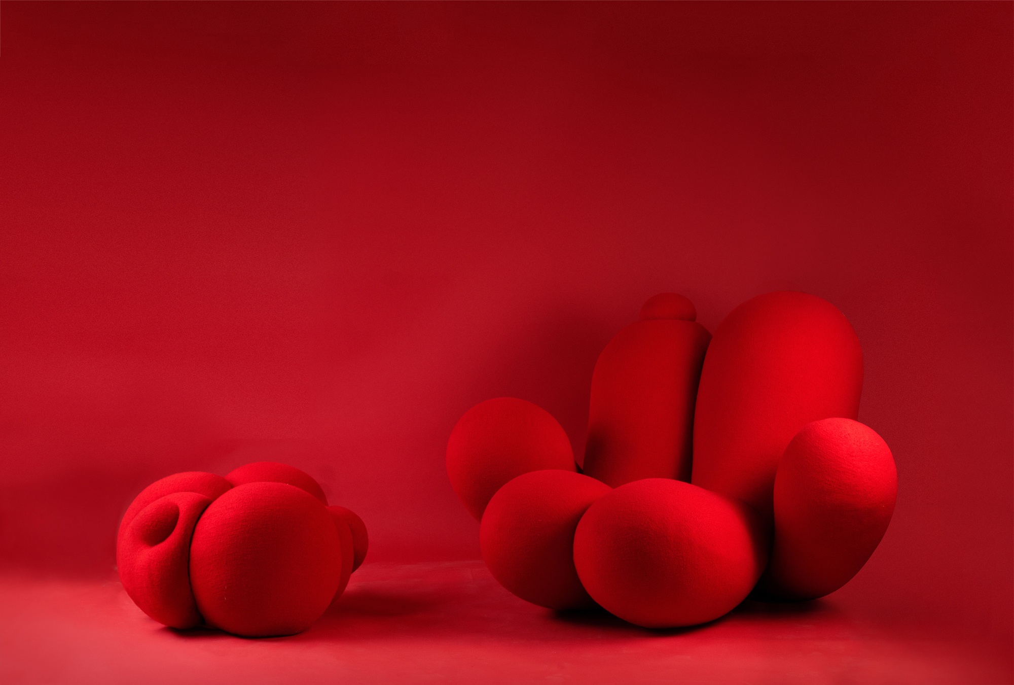 <p><strong>LARA BOHINC</strong>&nbsp;<em>Big Girl Chair</em>, 2022 and&nbsp;<em>Peaches</em>&nbsp;<em>Pouffe-Red</em>, 2022</p>
