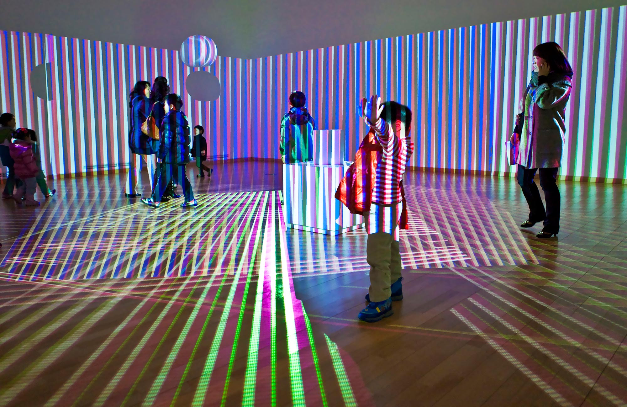 <b>CARLOS CRUZ-DIEZ </b><i>Environment Chromointerferent</i>, 1974/2018 &#169; Cruz-Diez, Adagp 2018