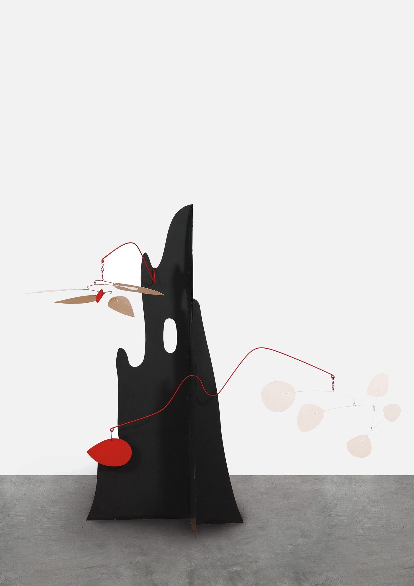 <p><strong>ALEXANDER CALD</strong><strong>ER</strong>&nbsp;<em>Crag with White Flower and White Discs,</em> 1974</p>
