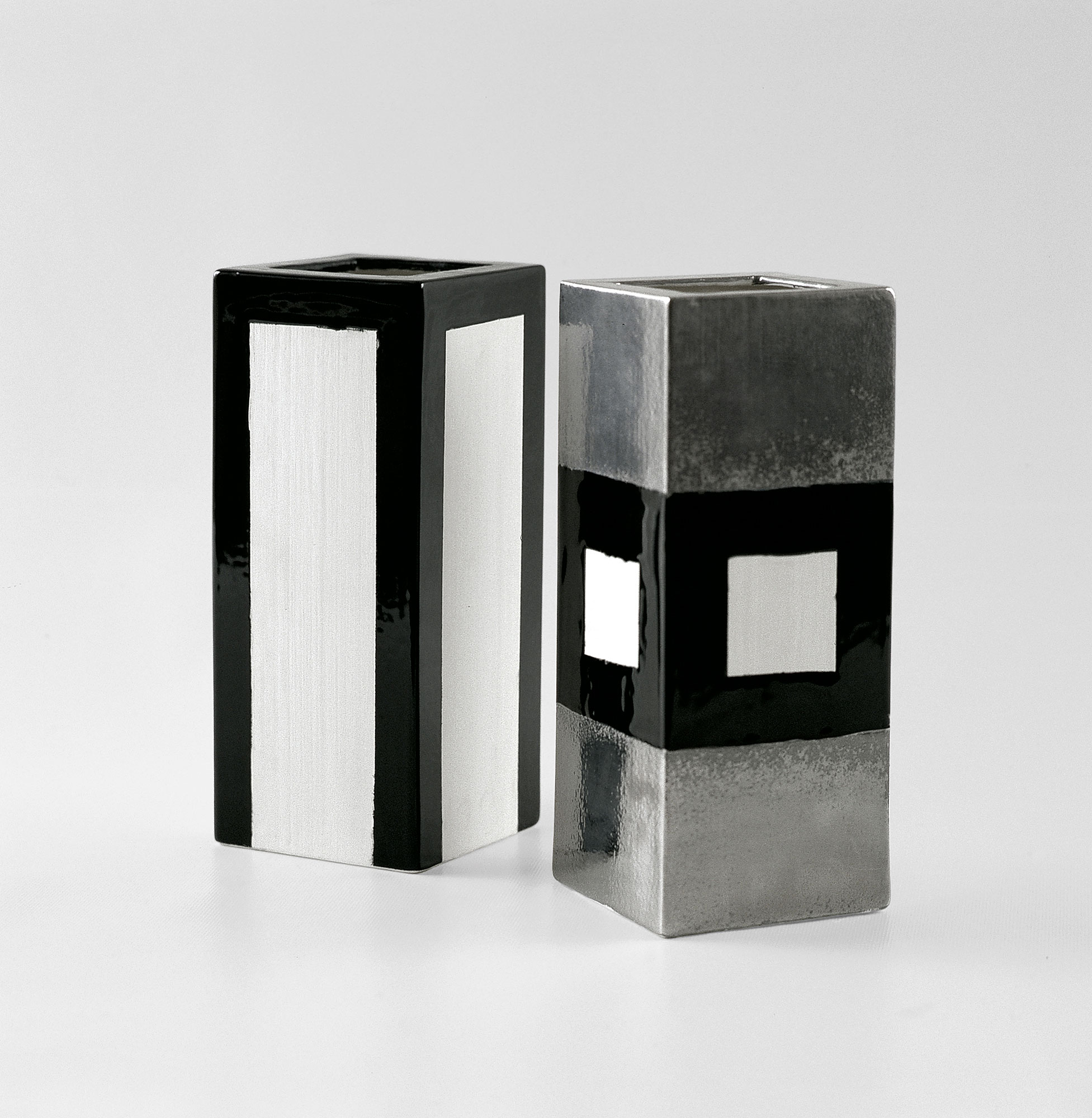 <p><strong>ETTORE SOTTSASS</strong> <em>Cast vases, biscuit, mat platinum, gloss black. Galleria Il Sestante, Milan</em>, 1962-1963</p>
