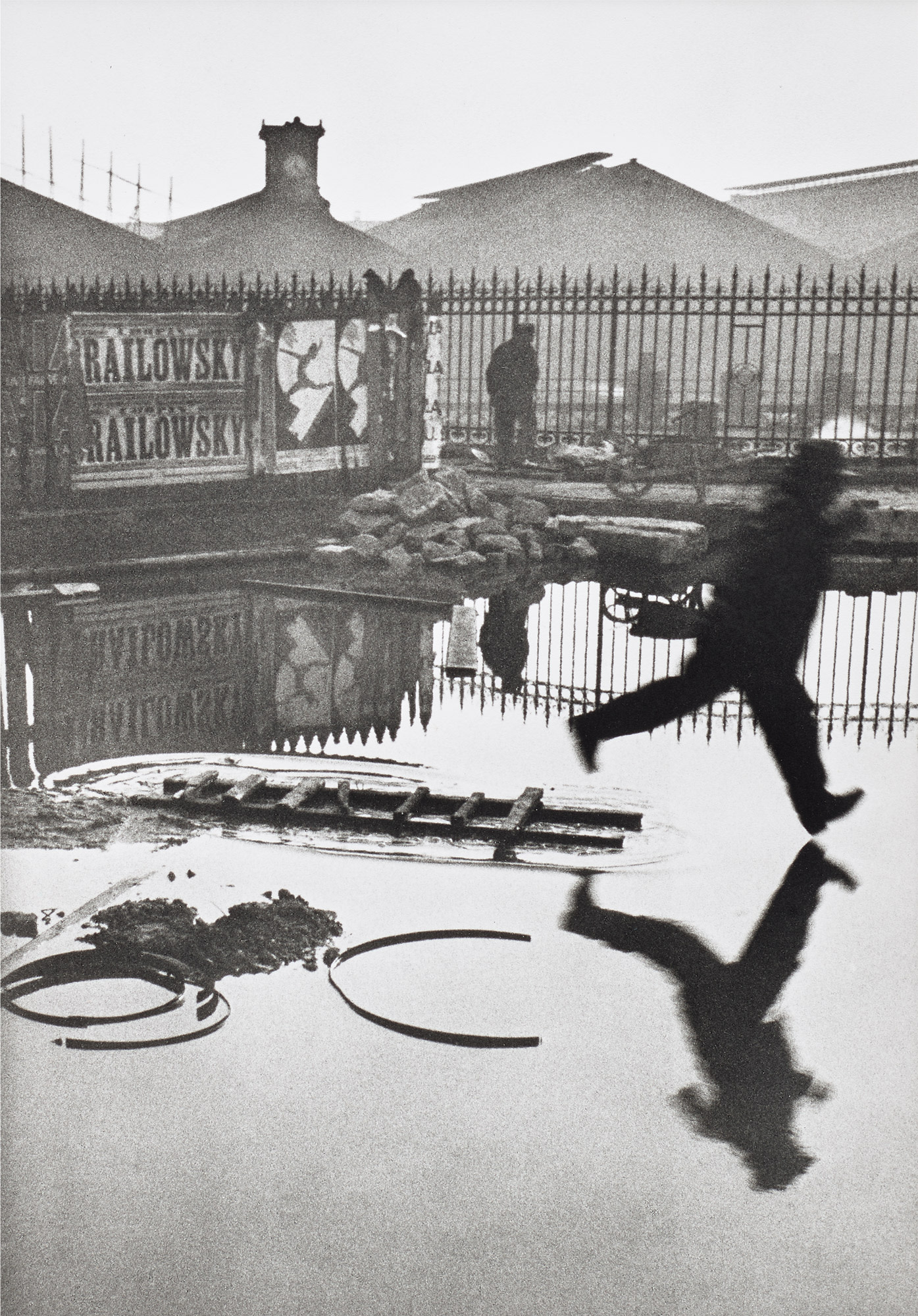 <p><strong>HENRI CARTIER-BRESSON</strong> <em>Derrière la Gare Saint-Lazare,</em> 1932</p>