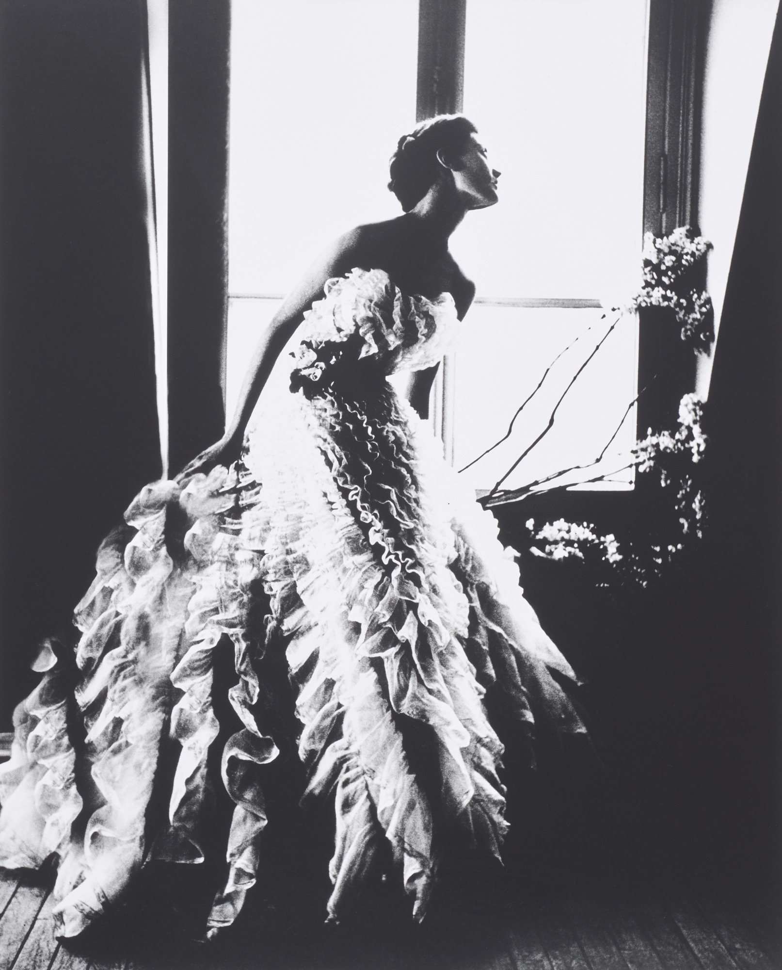 <p><strong>LILLIAN BASSMAN </strong><em>Fantaisie sur la Piste de Dance : Barbara Mullen en Robe Christian Dior,</em> 1949</p>