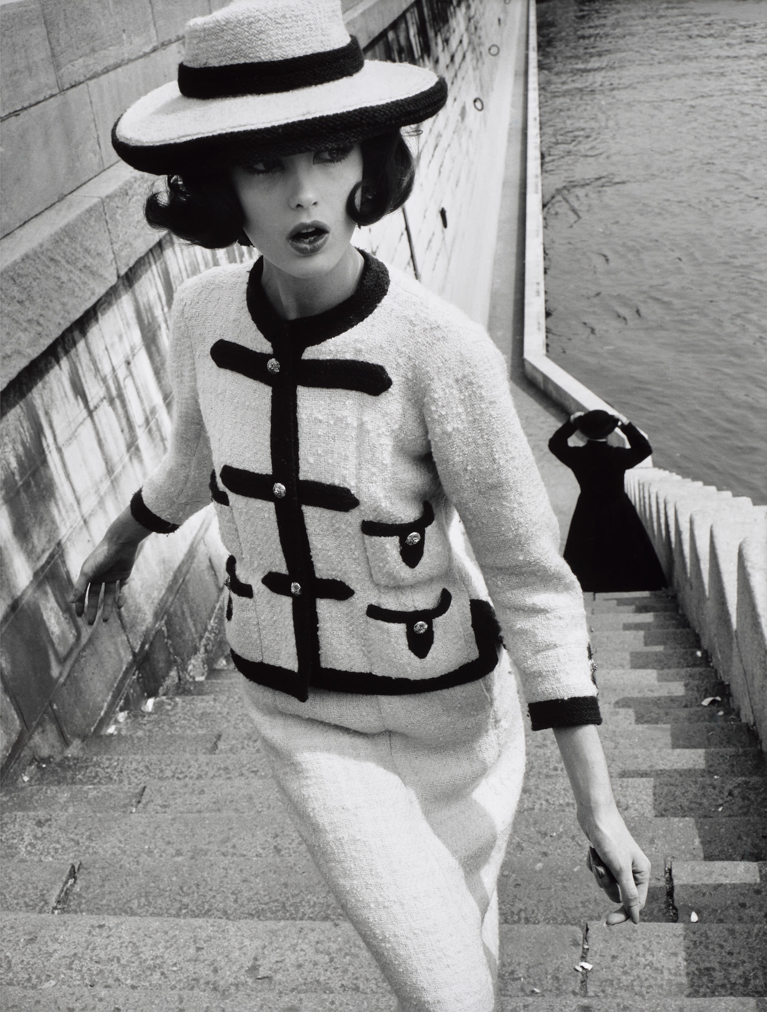 <p><strong>WILLIAM KLEIN</strong> <em>Dorothy + Petit Bara, Paris,</em> 1960</p>