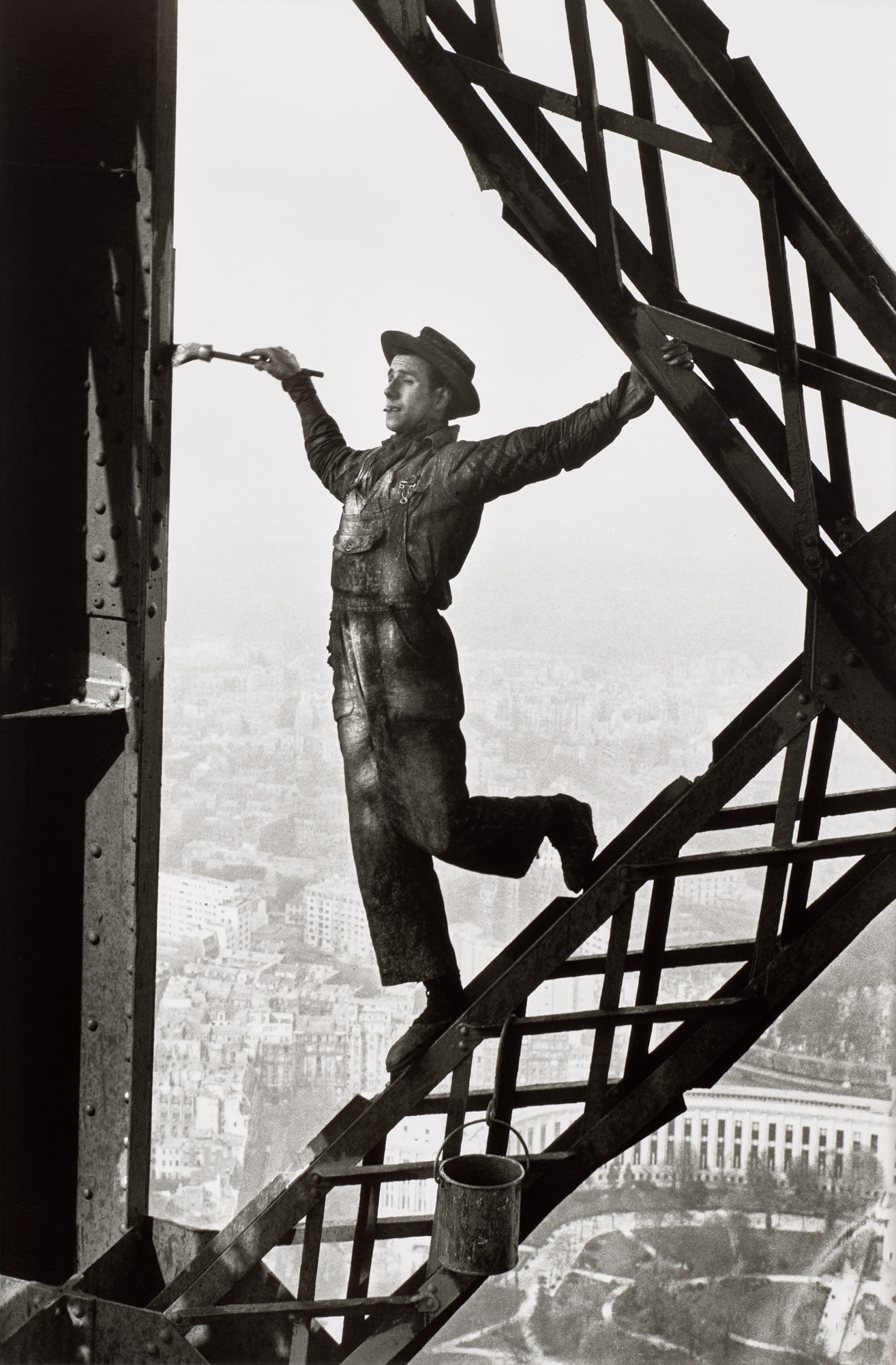 <p><strong>MARC RIBOUD</strong> <em>Le Peintre de la Tour Eiffel, Paris,</em> 1953</p>