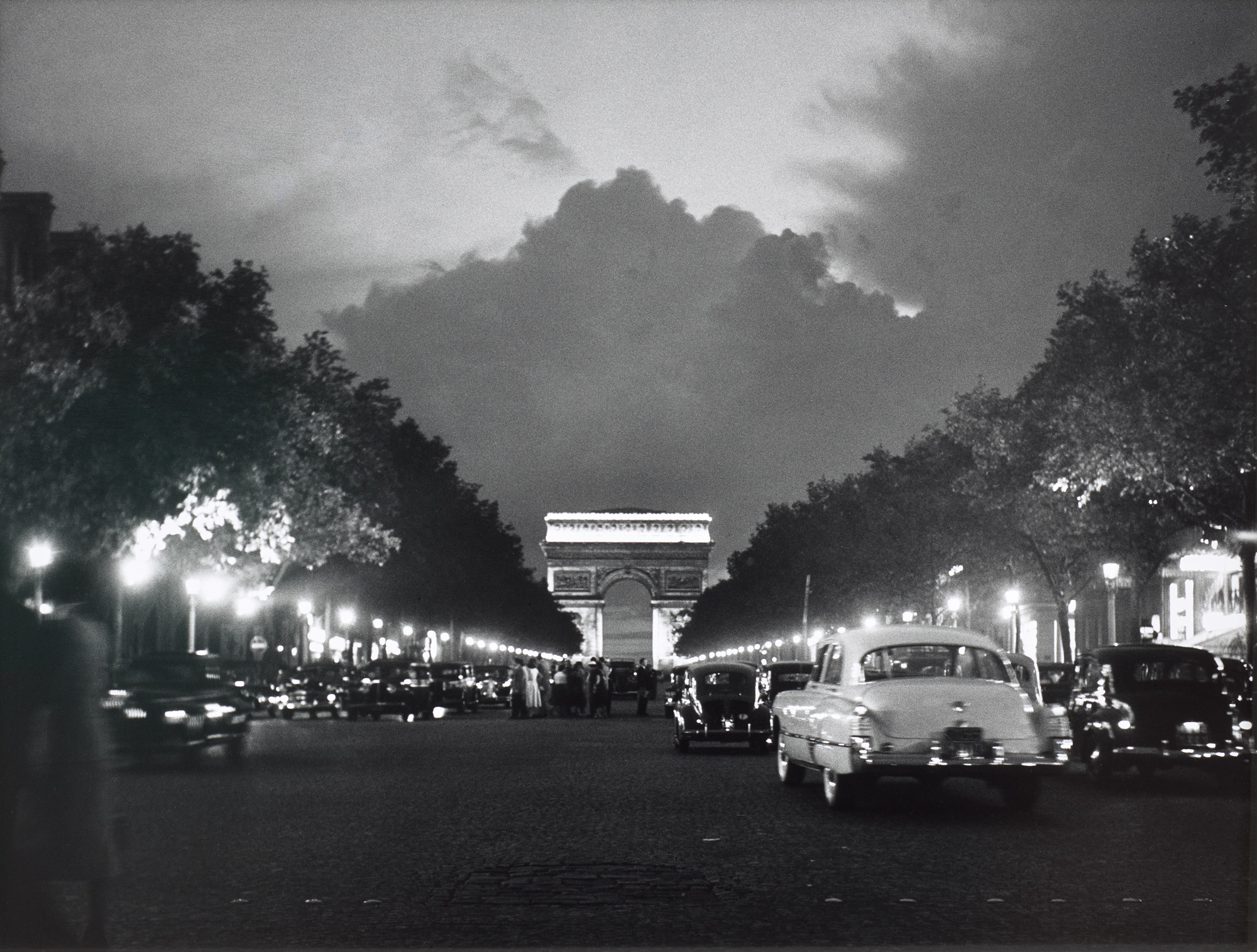 <p><strong>SABINE WEISS</strong> <em>Avenue des Champs-Élysées, Paris</em>, 1950</p>