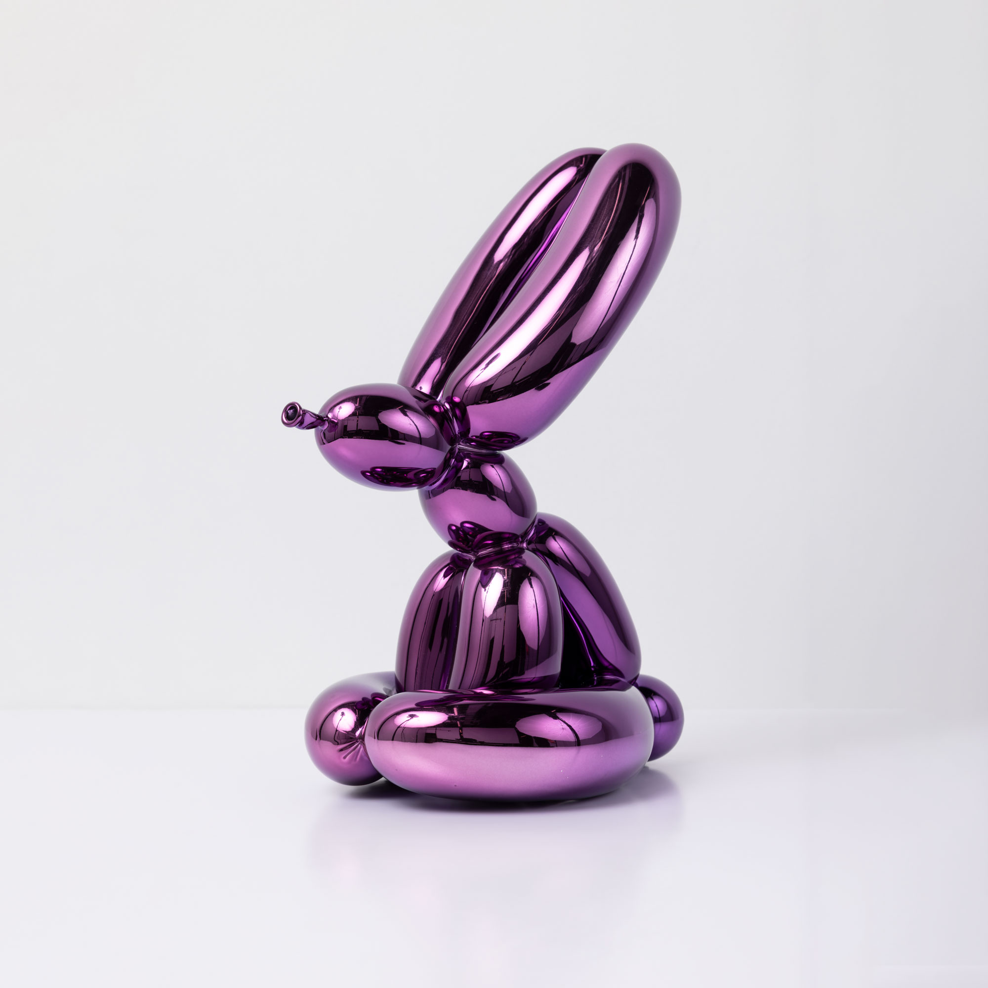 <p><strong>JEFF KOONS</strong>&nbsp;<em>Balloon Rabbit (Violet)</em></p>

