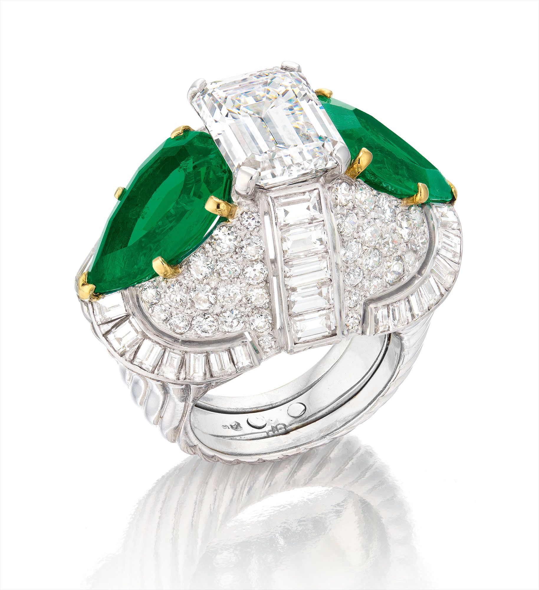 A Diamond and Emerald Ring, Monture Cartier, Circa 1950
