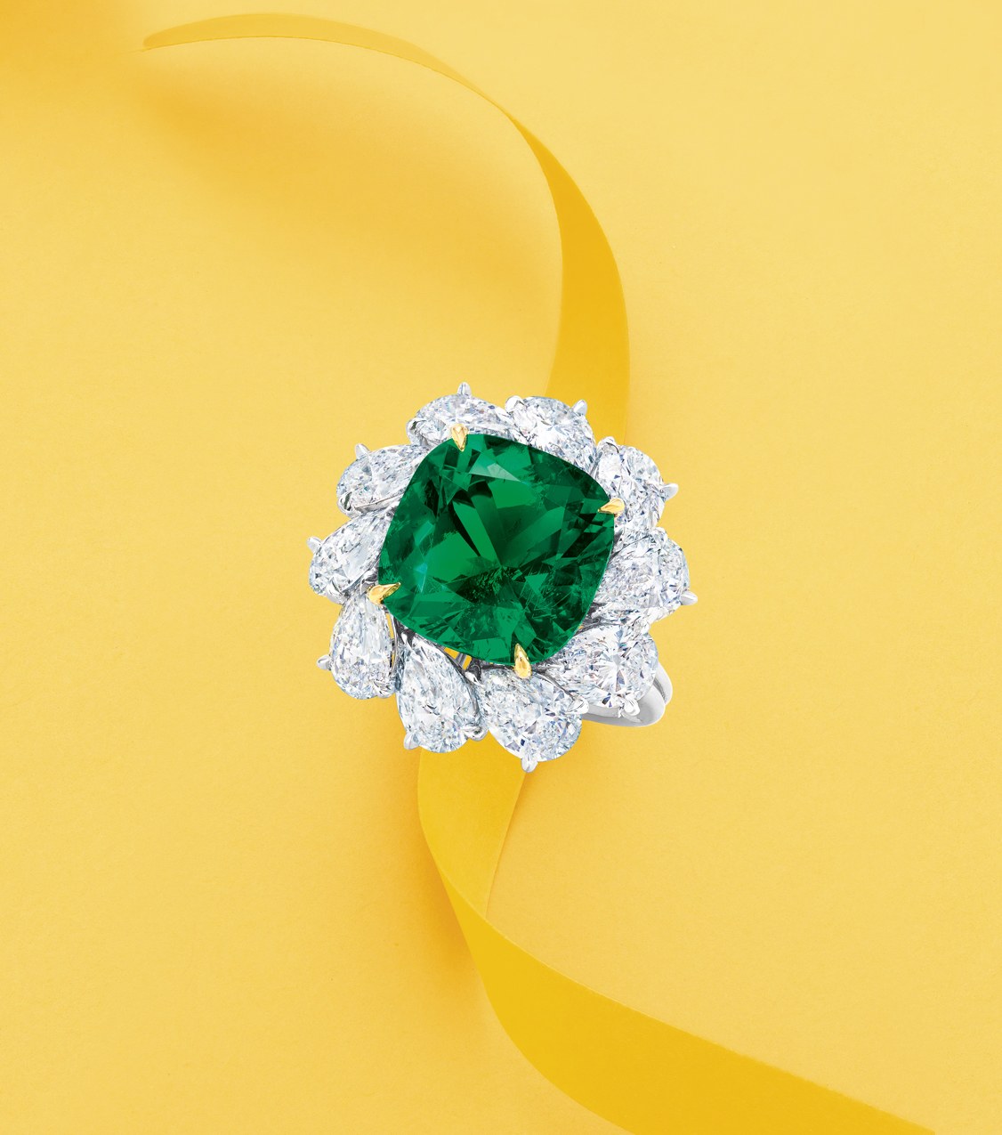 <p><strong>BULGARI&nbsp;</strong>A Very Fine Emerald and Diamond Ring</p>
