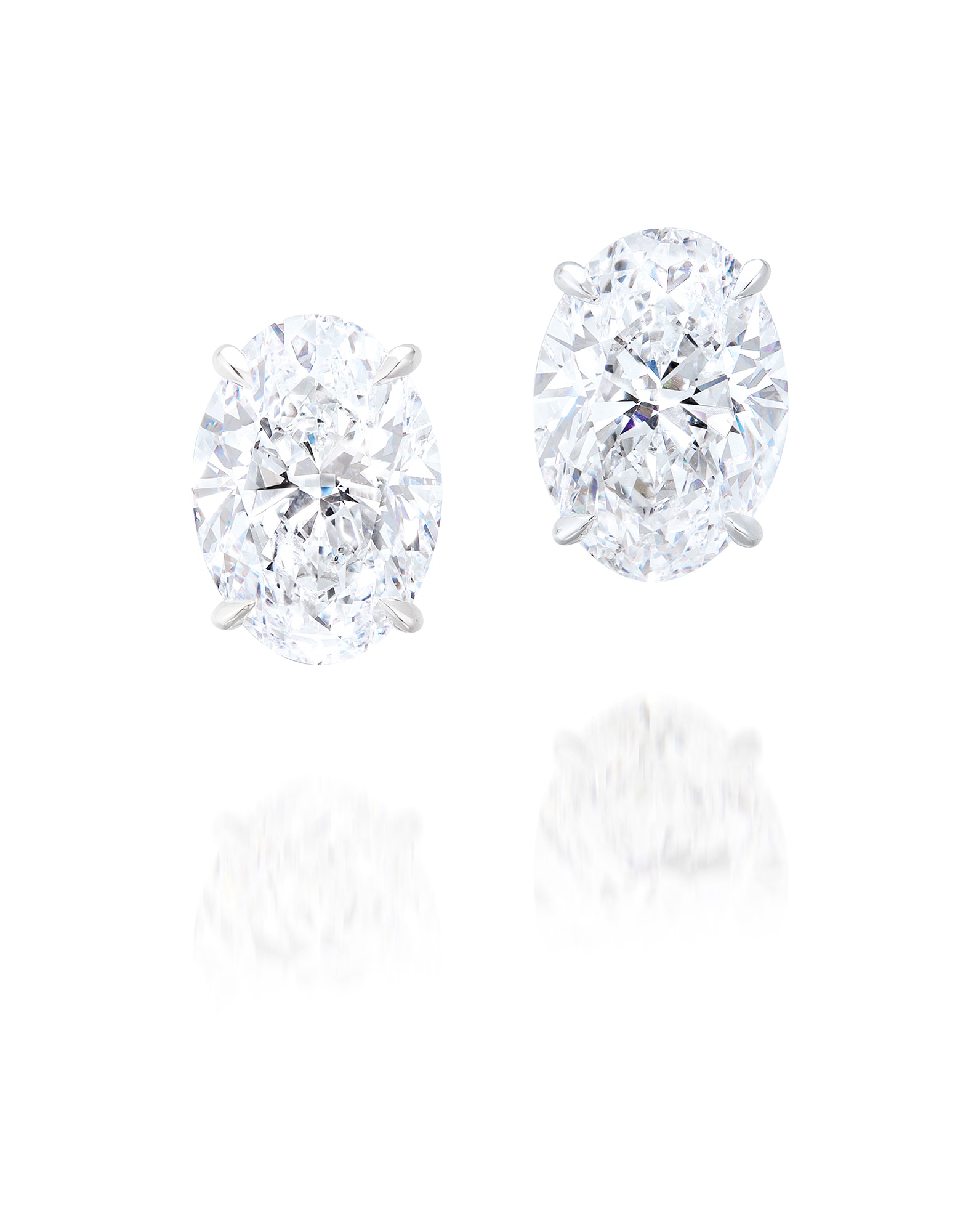 <p>A Pair of 5.01 and 5.09 carat D/ IF (Type IIa) Diamond Ear Studs&nbsp;</p>

