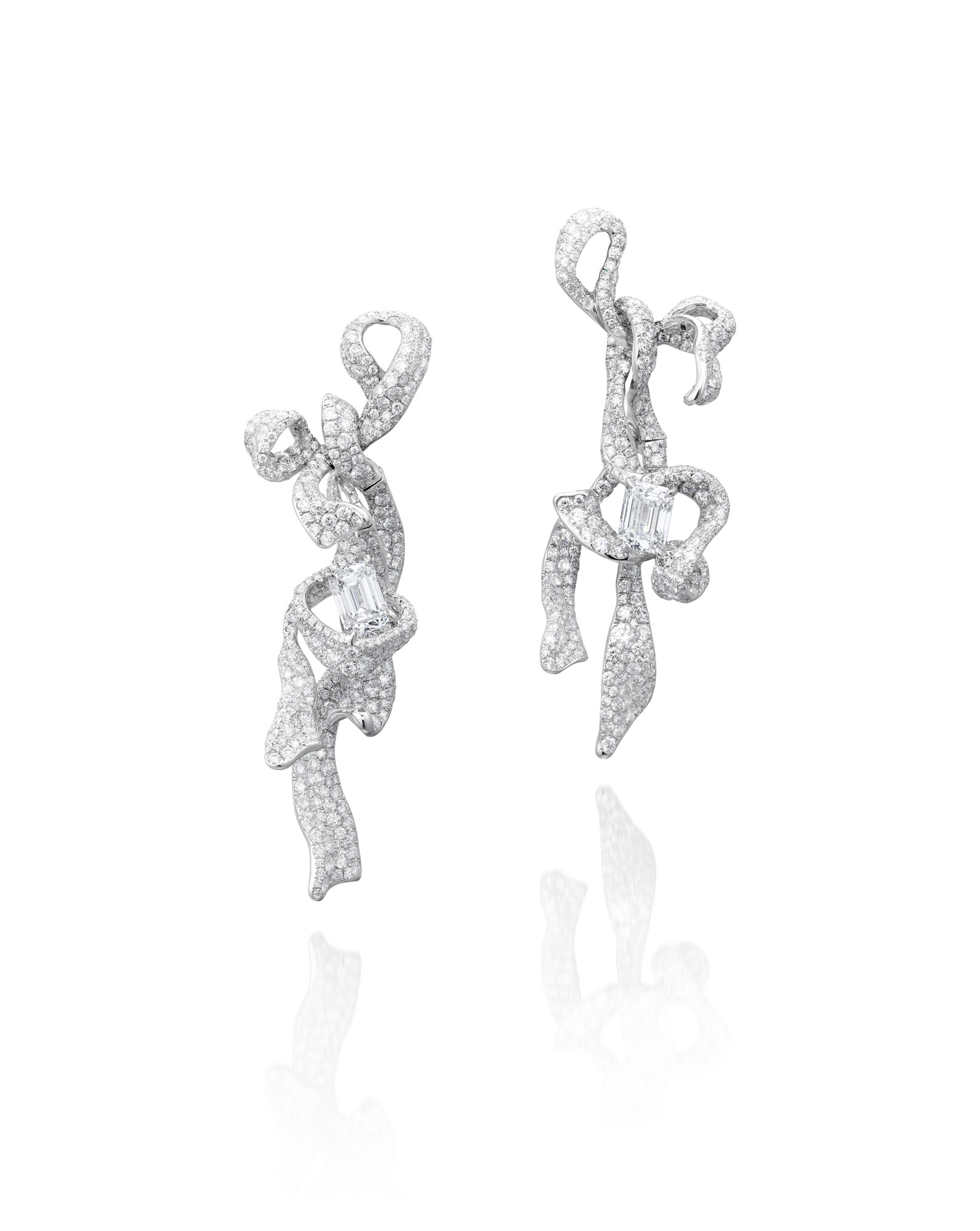 <p><strong>CINDY CHAO</strong> <em>Diamond Ear Pendants, 'Ribbon Collection'</em></p>
