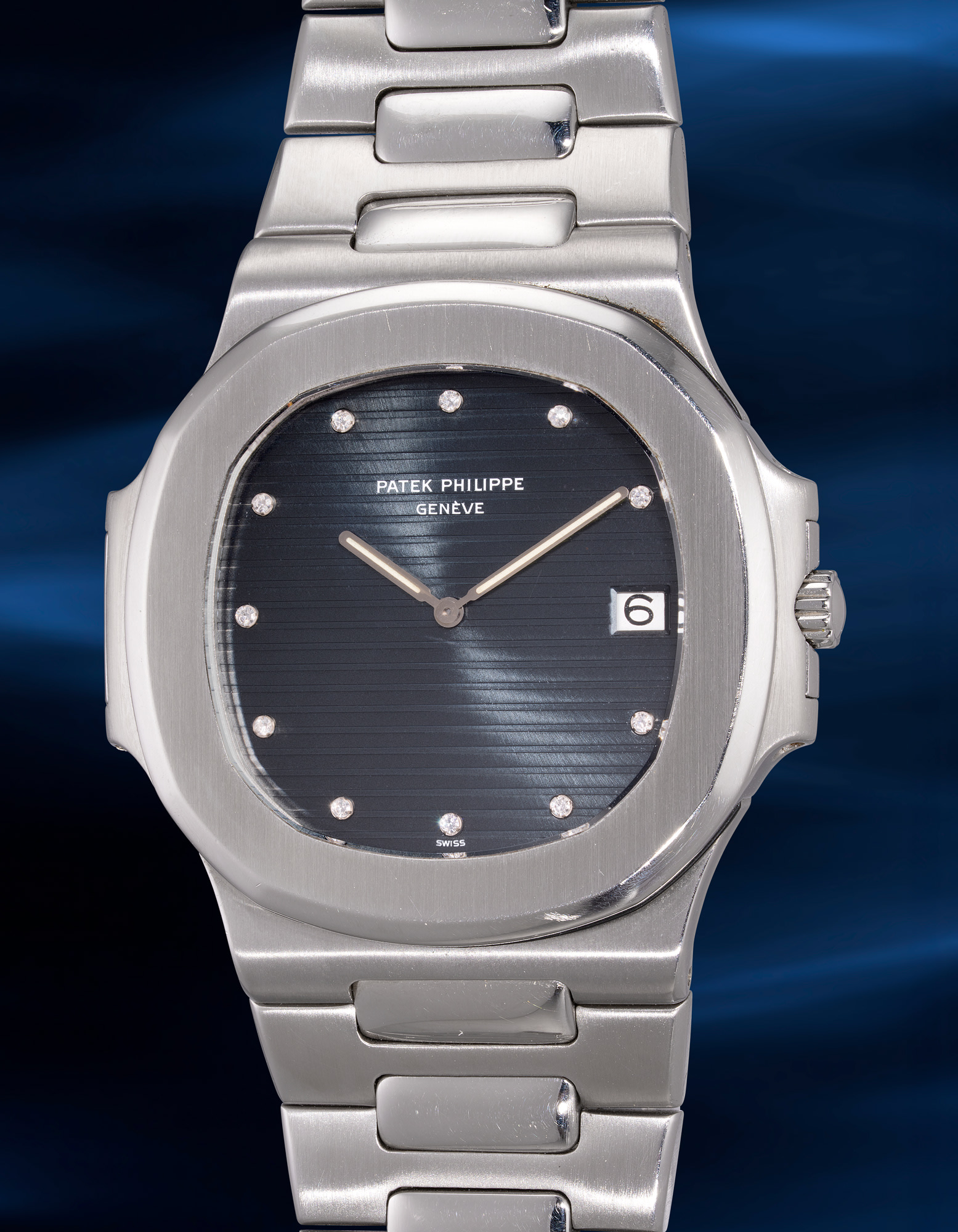 <p><strong>PATEK PHILIPPE</strong> <em>Nautilus “Jumbo” Ref. 3700/1 in stainless steel</em></p>
