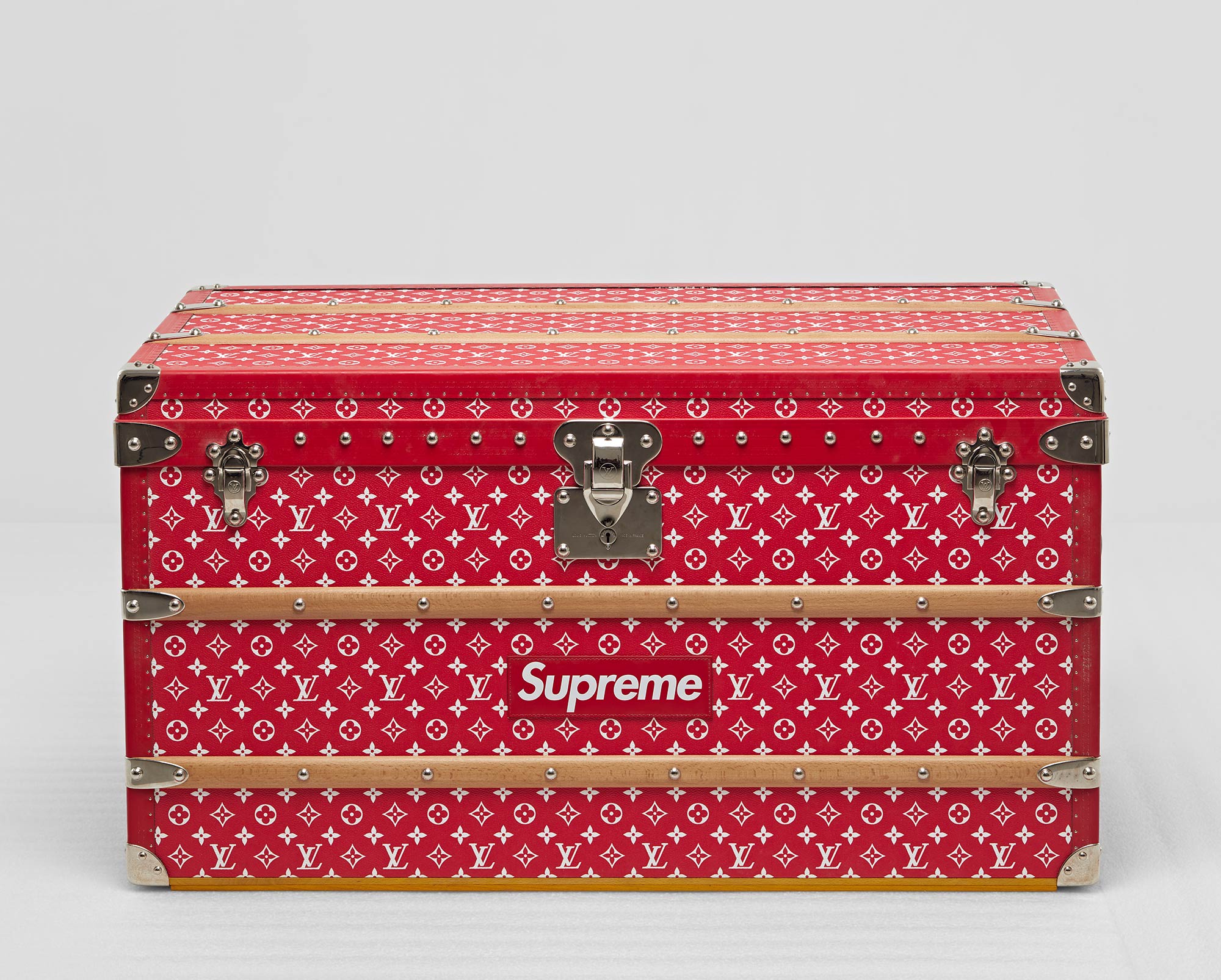 <p><strong>LOUIS VUITTON</strong><em> Louis Vuitton x Supreme Monogram Malle Courrier Trunk 90 (Red), </em>2017</p>