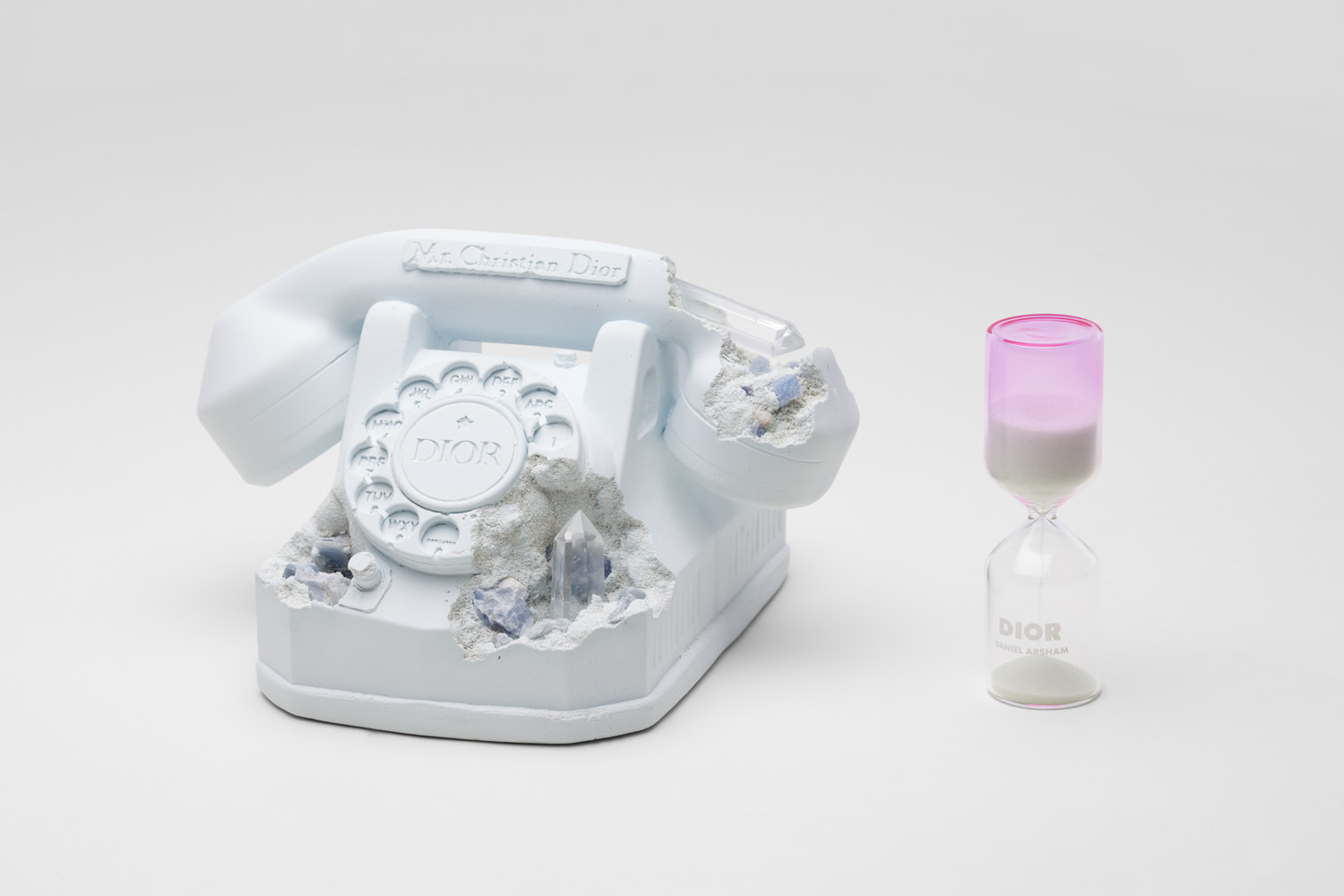 <p><strong>&nbsp;DANIEL ARSHAM X DIOR</strong>&nbsp;<em>Future Relic Eroded Telephone</em>, 2020</p>
