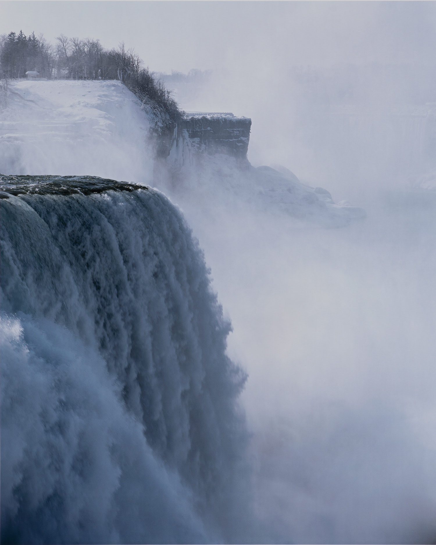 <p><strong>ALEC SOTH </strong><em>Falls 02</em>, 2005</p>