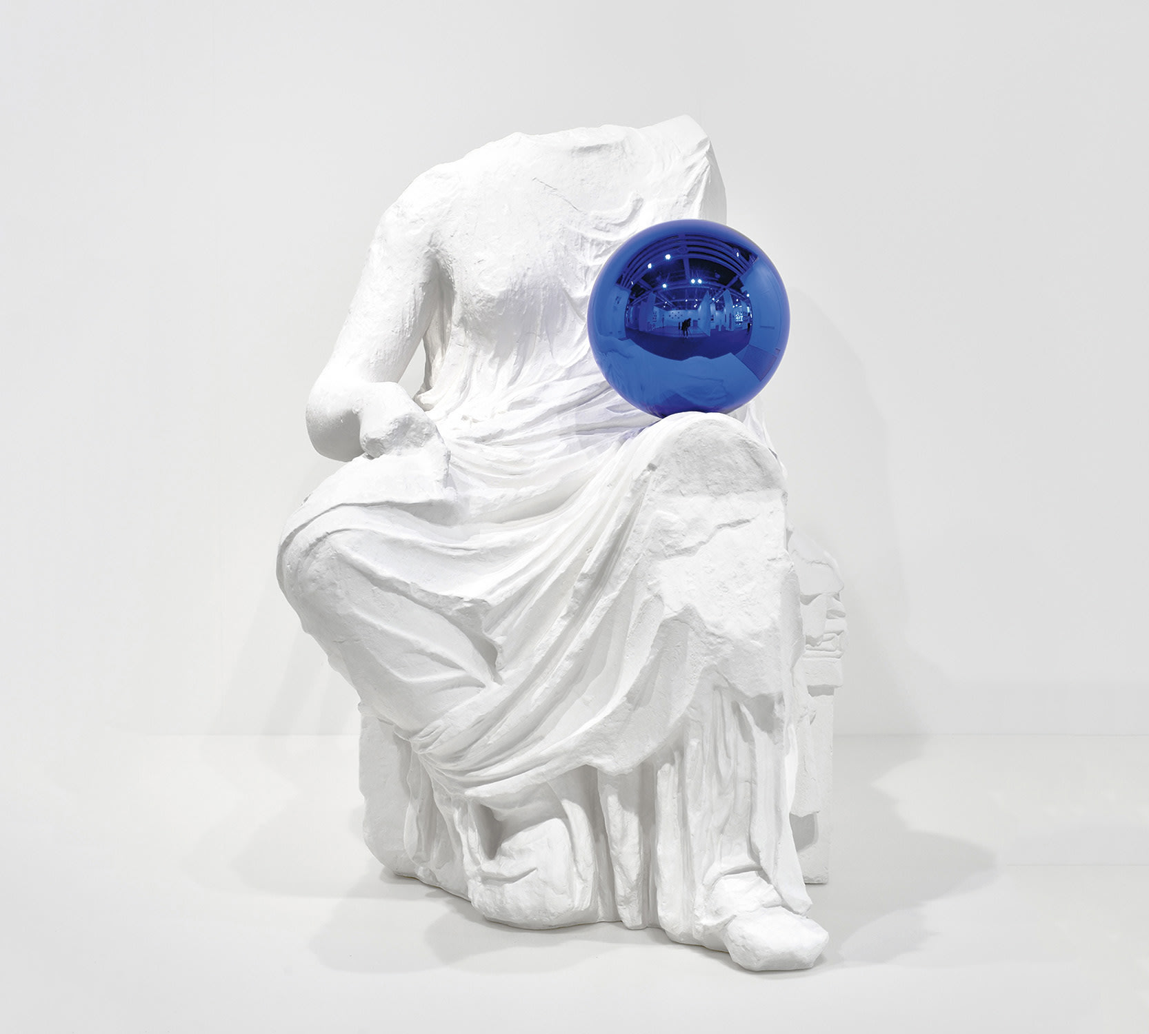 <p><strong>JEFF KOONS</strong><em> Gazing ball (Demeter)</em>, 2014</p>