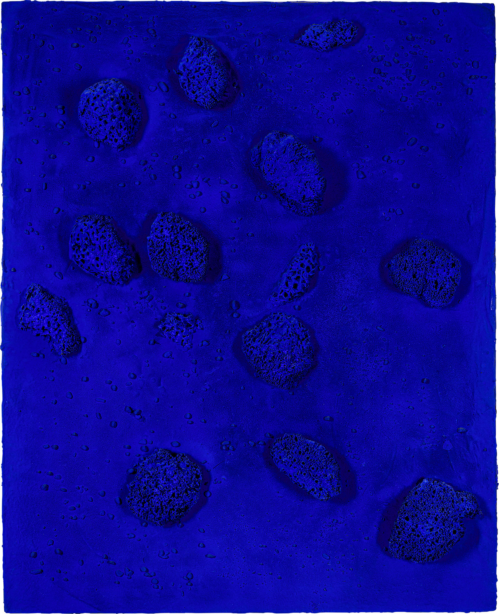 <p><strong>YVES KLEIN</strong> <em>Relief Éponge bleu sans titre (RE 49)</em>, 1961</p>