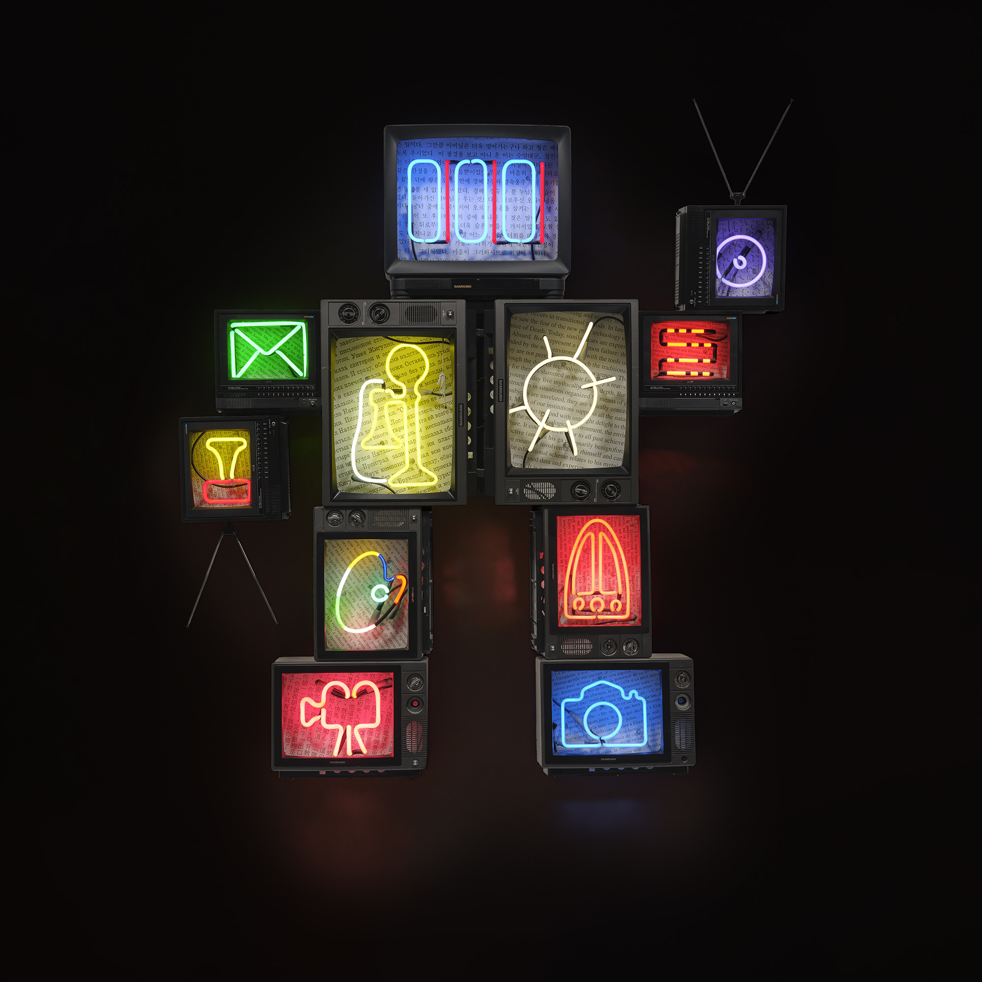 <p><strong>NAM JUNE PAIK</strong> <em>Global Groove 3/3,</em> 1994</p>