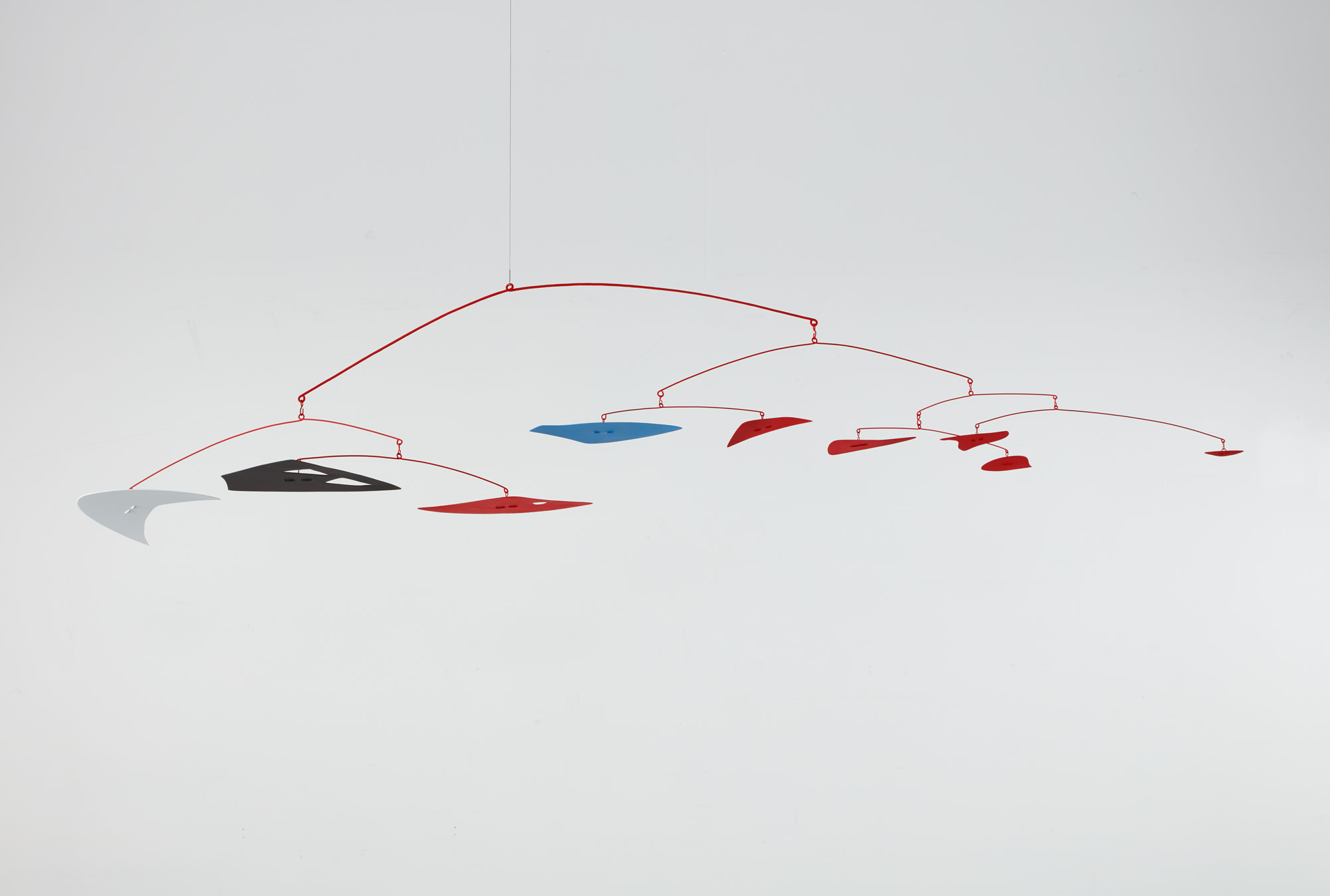 <p><strong>ALEXANDER CALDER</strong> <em>White Moon</em>, 1955</p>