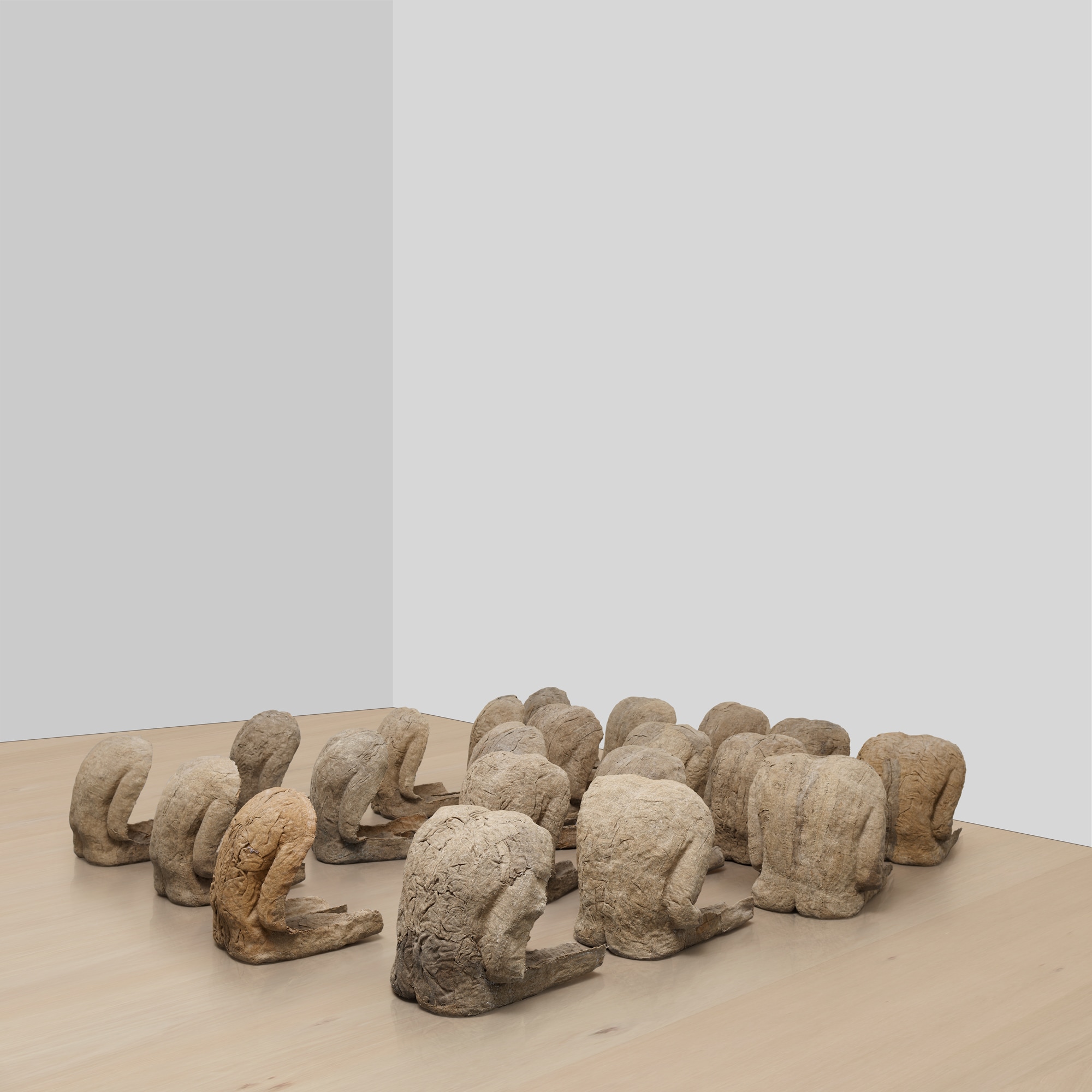 <p><strong>MAGDALENA ABAKANOWICZ</strong> <em>21 Backs, </em>1982</p>