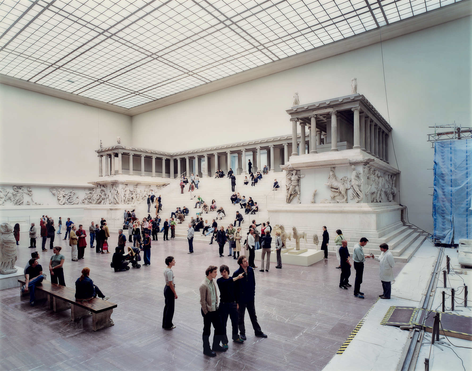 <p><strong>THOMAS STRUTH</strong> <em>Pergamon Museum 1, Berlin</em>, 2001</p>