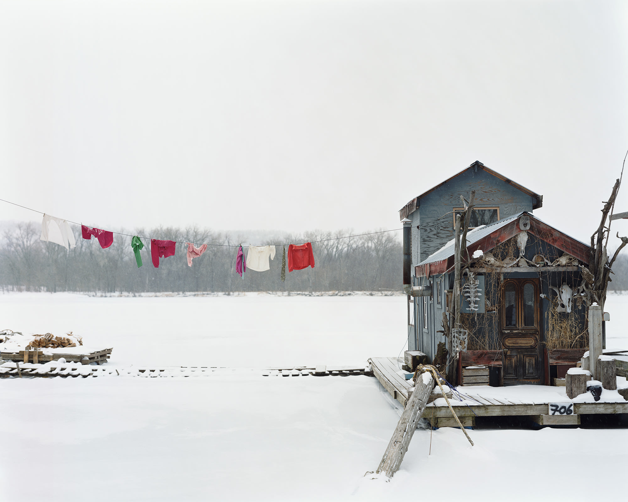 <p><strong>ALEC SOTH</strong>&nbsp;<em>Peter&#39;s Houseboat, Winona, Minnesota</em>, 2002</p>
