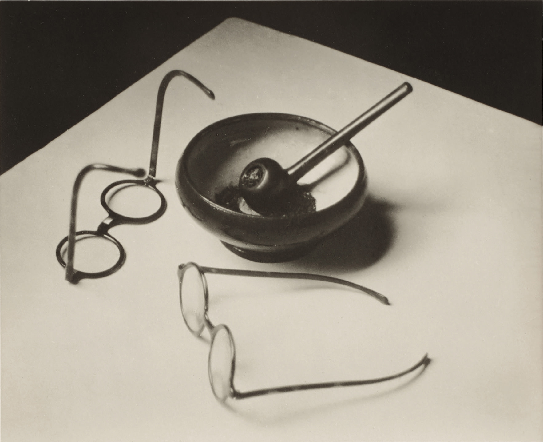 <p><strong>ANDRÉ KERTÉSZ</strong> <em>Nature Morte, Chez Mondrian,</em> 1926</p>