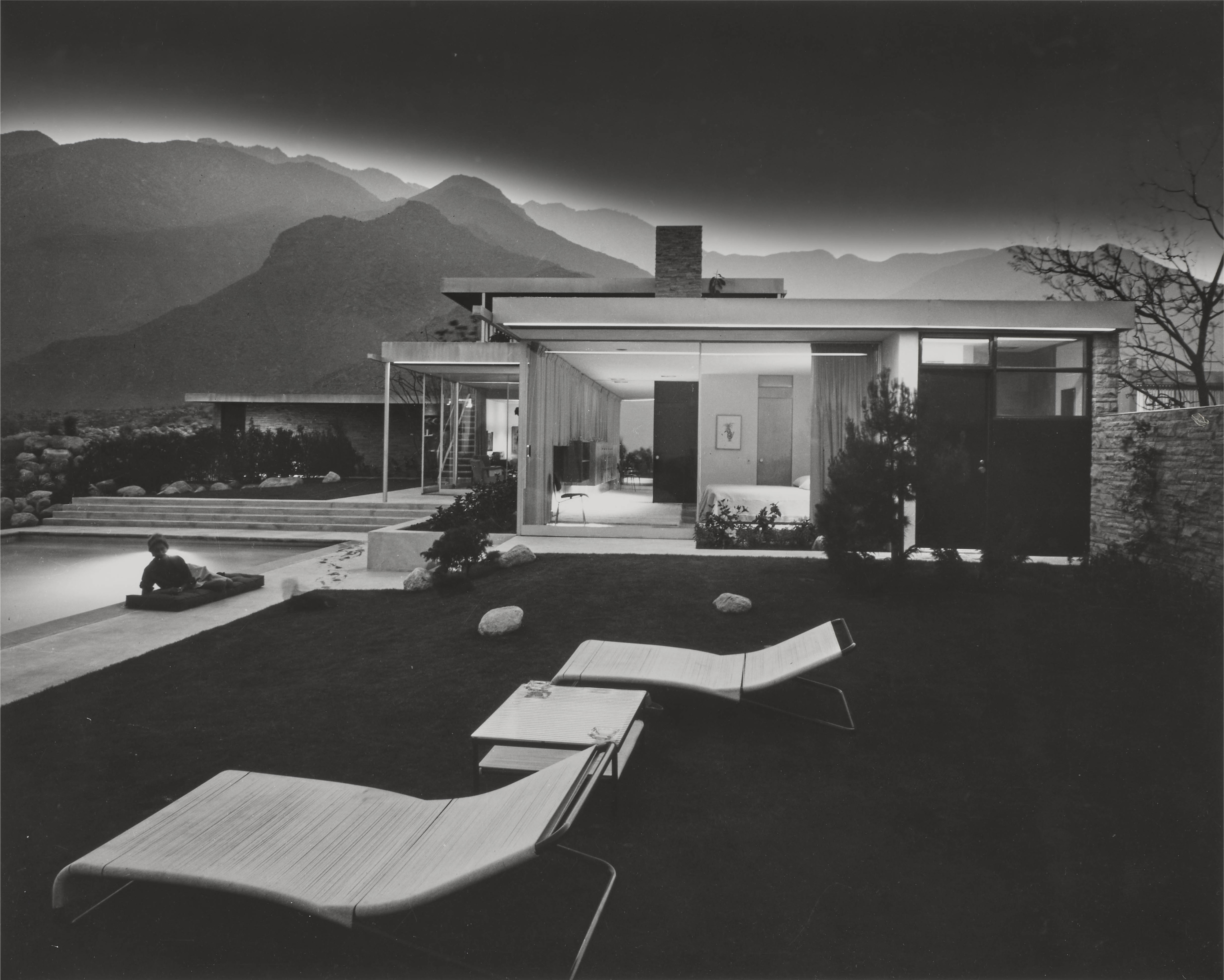 <p><strong>JULIUS SHULMAN</strong> <em>Kaufmann House, Palm Springs, </em>1947</p>