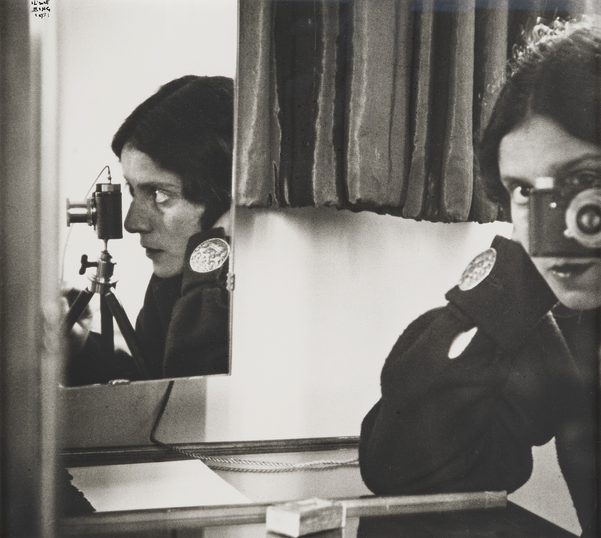 <p><strong>ILSE BING</strong> <em>Self Portrait with Leica</em>, 1931</p>
