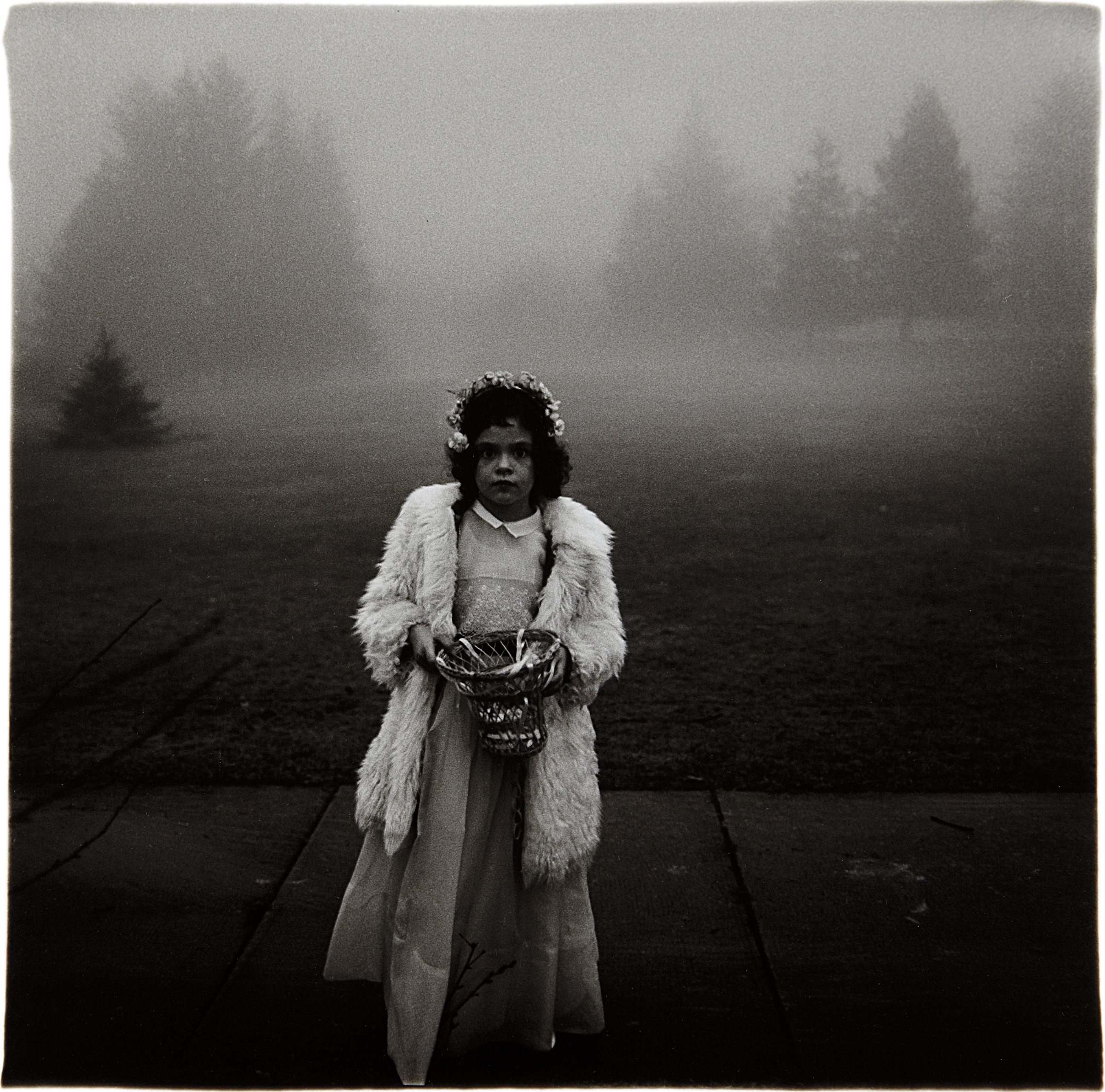 写真　Diane Arbus Diane Arbus: Woman with a veil on Fifth Avenue, N.Y.C. 1968