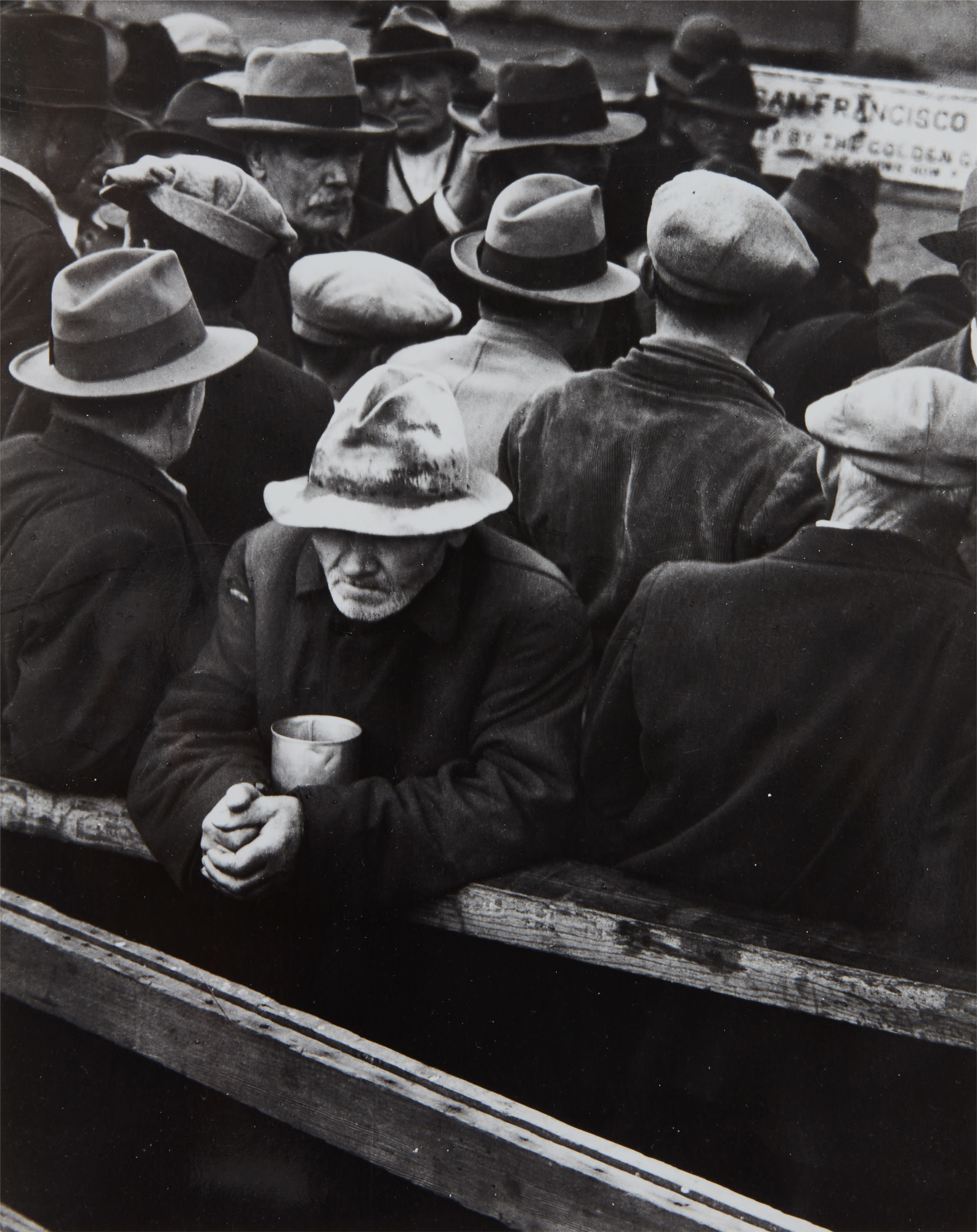 <p><strong>DOROTHEA LANGE&nbsp;</strong><em>White Angel Breadline, San Francisco</em>, 1933</p>
