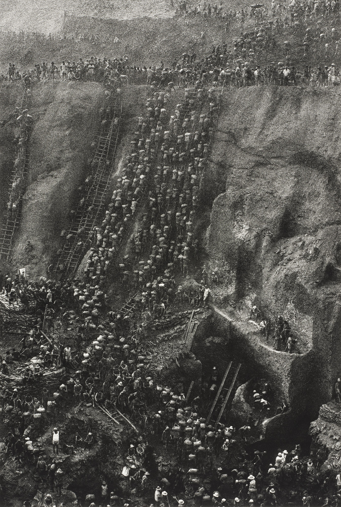 <p><strong>SEBASTI&Atilde;O SALGADO</strong> <em>Gold Mine, Serra Pelada, Brazil (Figure Eight), </em>1986</p>

