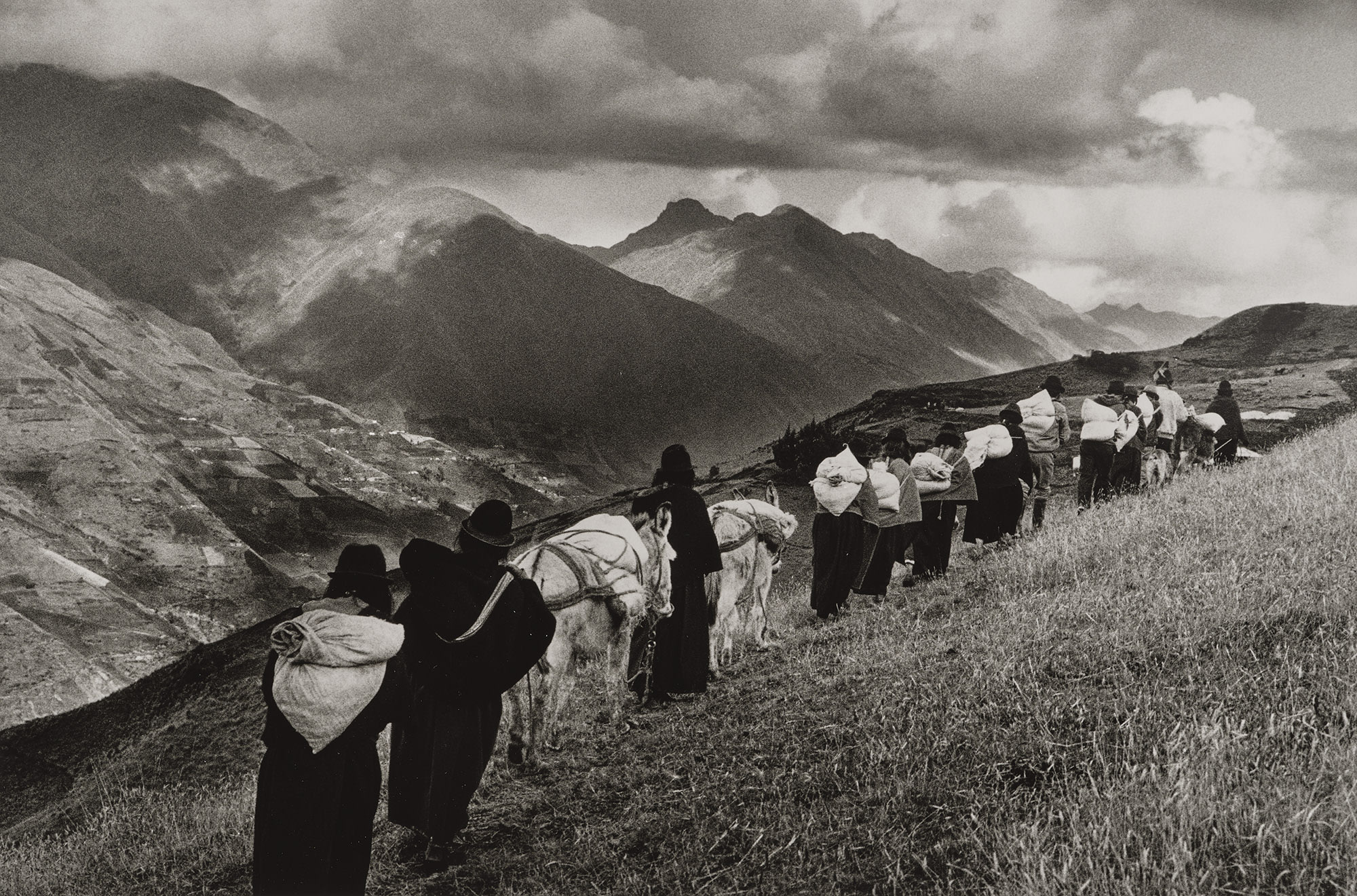 <p><strong>SEBASTI&Atilde;O SALGADO</strong> <em>Women Going to Market, Chimborazo Province, Ecuador, </em>1998</p>
