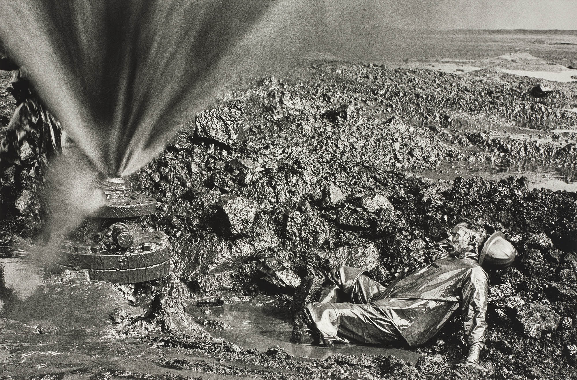 <p><strong>SEBASTI&Atilde;O SALGADO</strong> <em>Fallen Worker, Kuwait Oil Fields, </em>1991</p>
