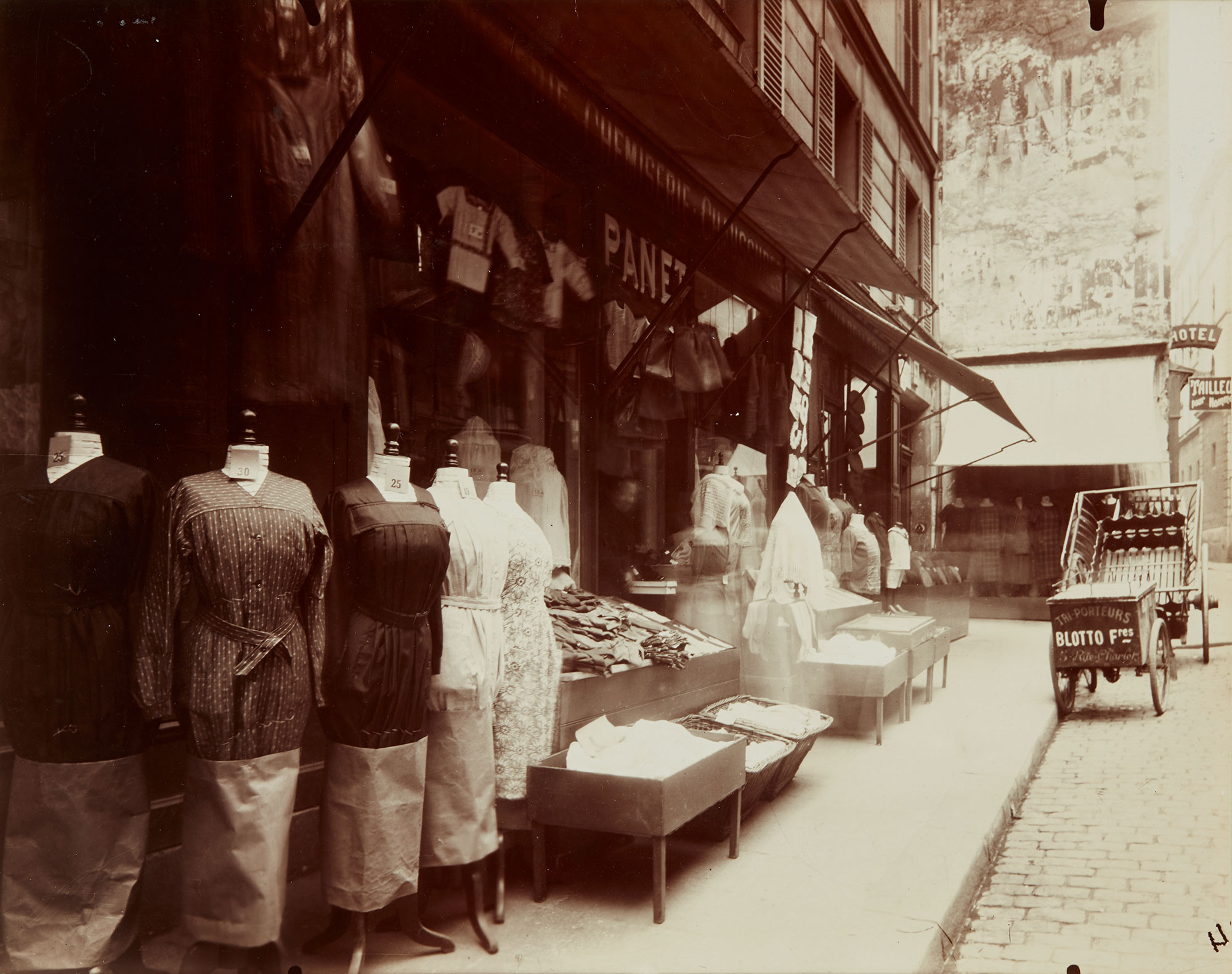 <b>EUG&#200;NE ATGET </b><i>Rue Mouffetard</i>, 1925