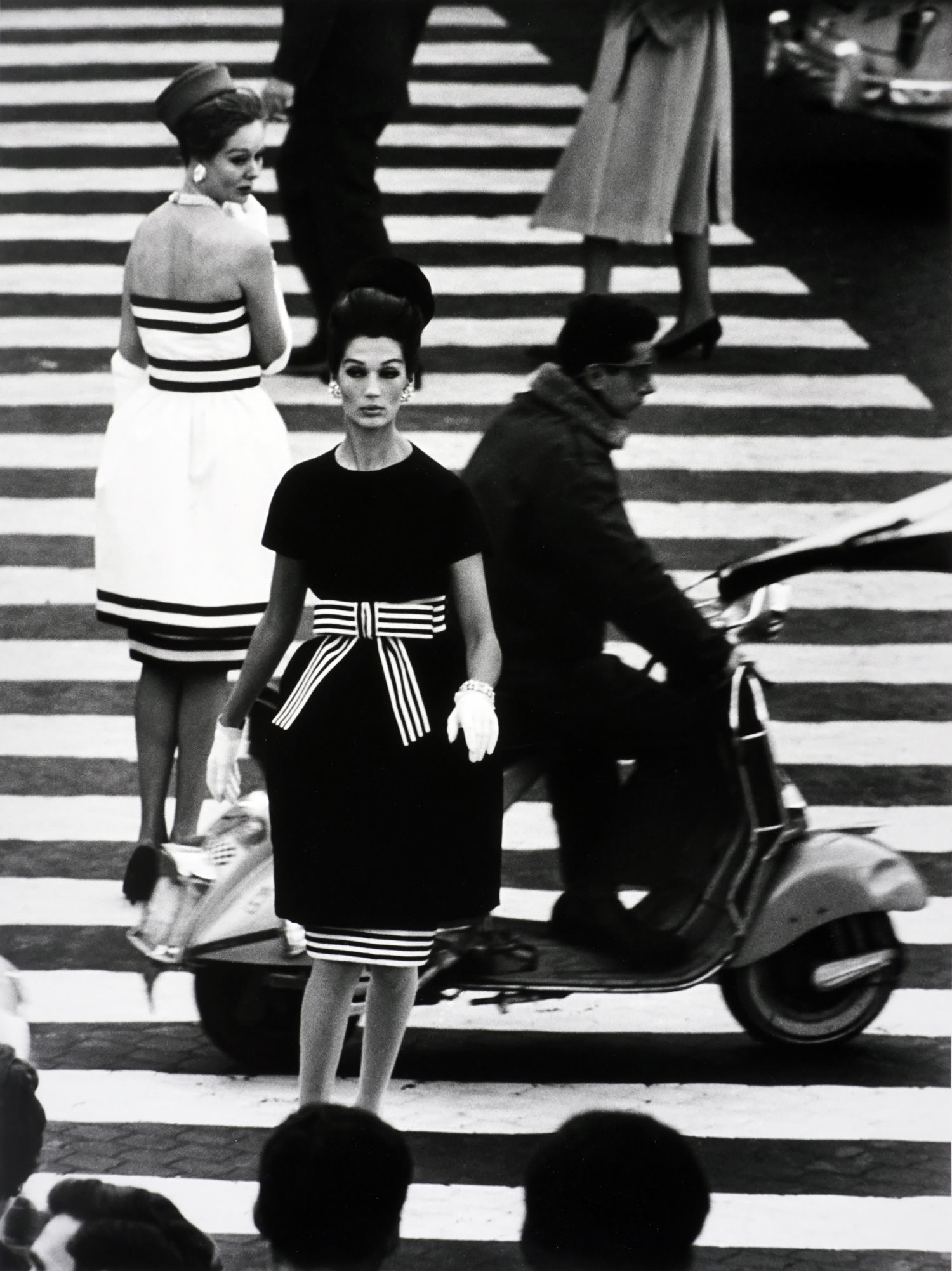 <p><strong>WILLIAM KLEIN</strong> <em>Simone + Nina, Piazza di Spagna, Rome (Vogue)</em>, 1960</p>