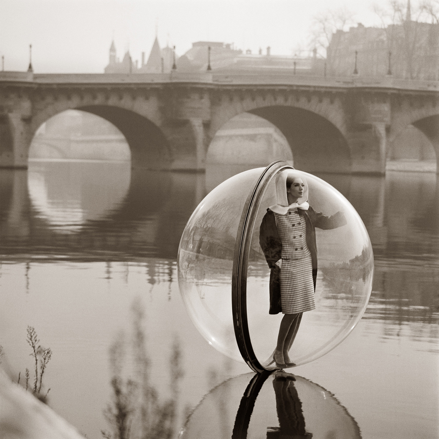 <p><strong>MELVIN SOKOLSKY </strong><em> Bubble Seine, Paris,</em> 1963</p>