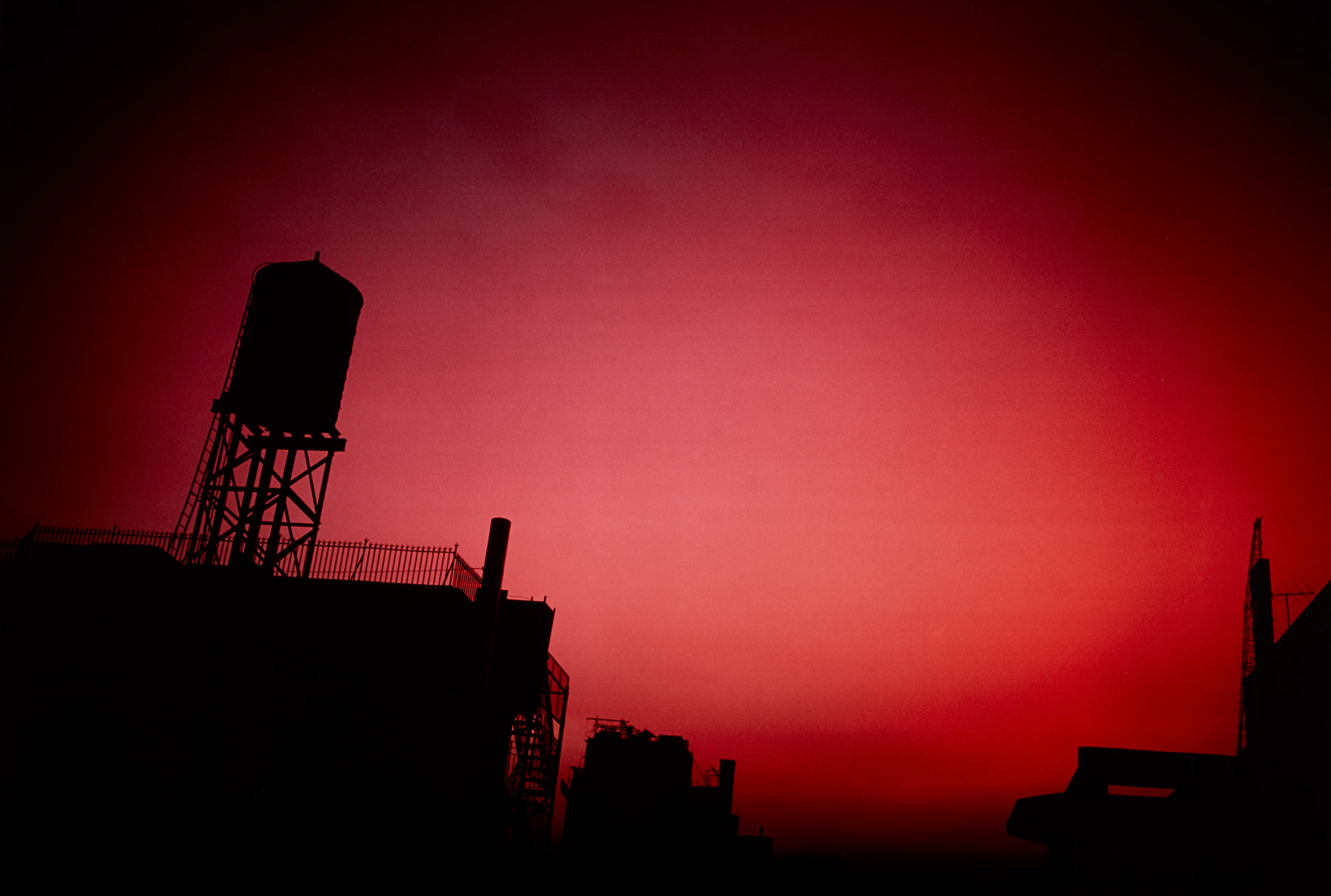 <p><strong>NAN GOLDIN</strong><em> Red sky from my window</em>, <em>NYC</em>, 2000</p>