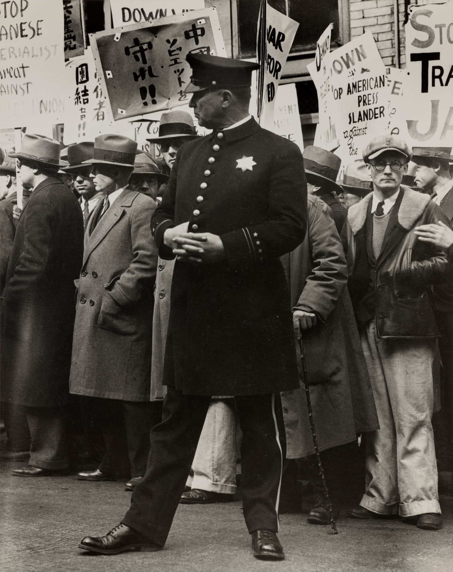 <p><strong>DOROTHEA LANGE </strong><em>Street Demonstration, San Francisco</em>, 1933</p>
