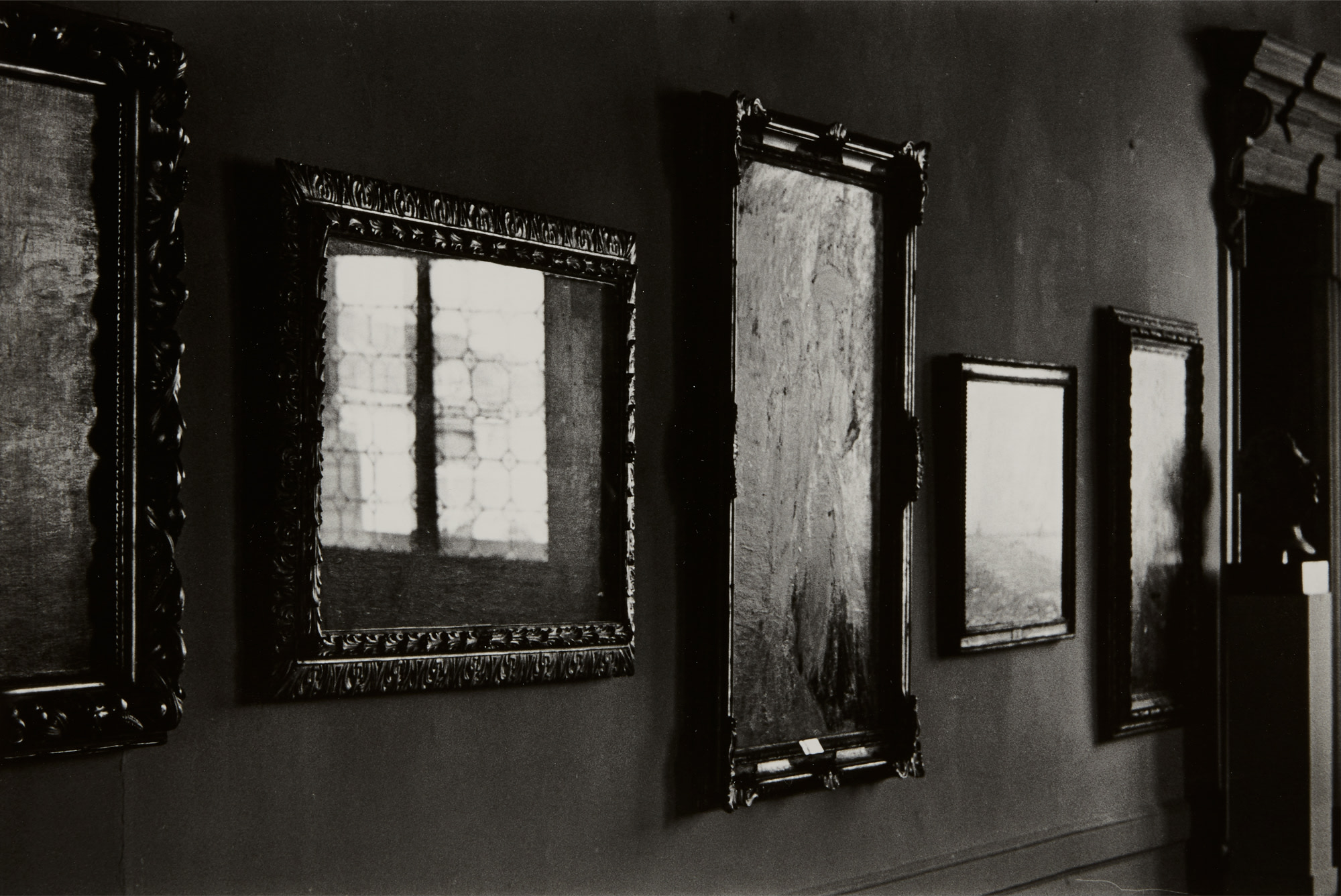 <p><strong>ELLIOTT ERWITT</strong> <em>Venice</em>, 1965</p>