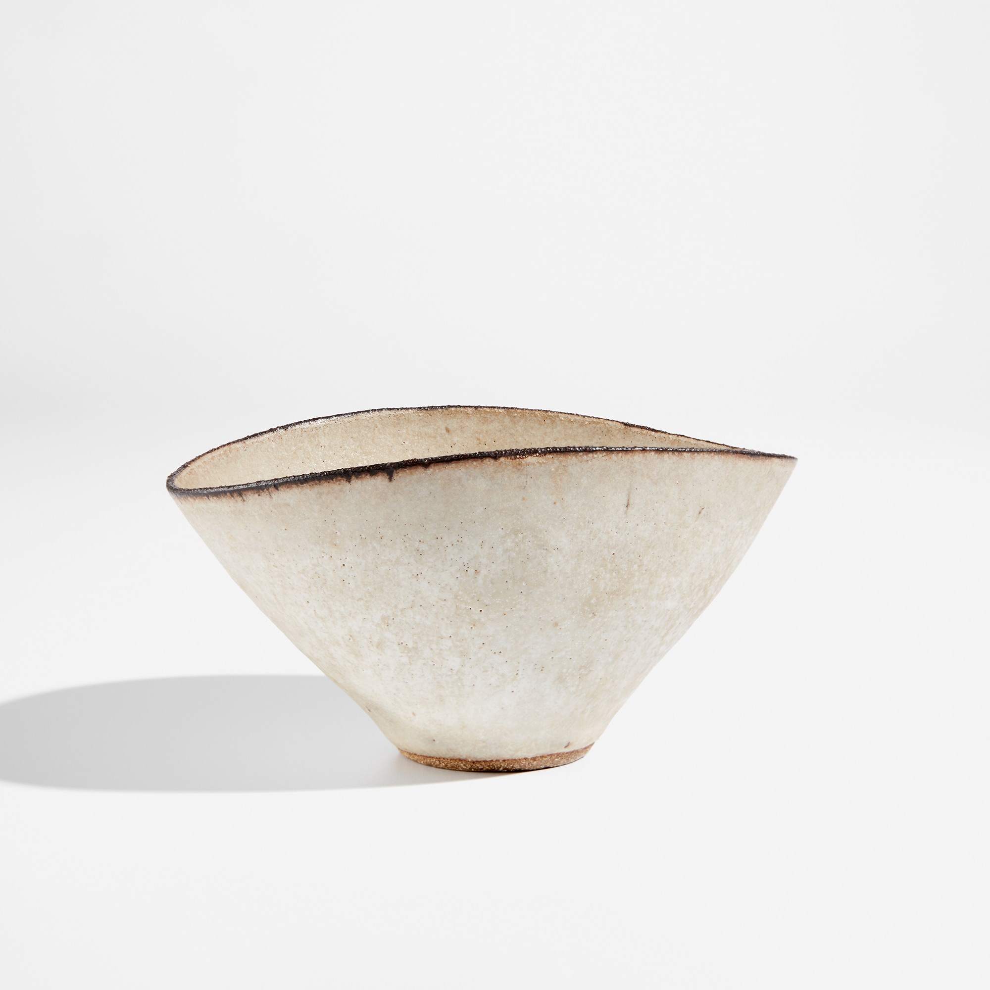<p><strong>LUCIE RIE</strong><em> Oval bowl</em>, circa 1978</p>