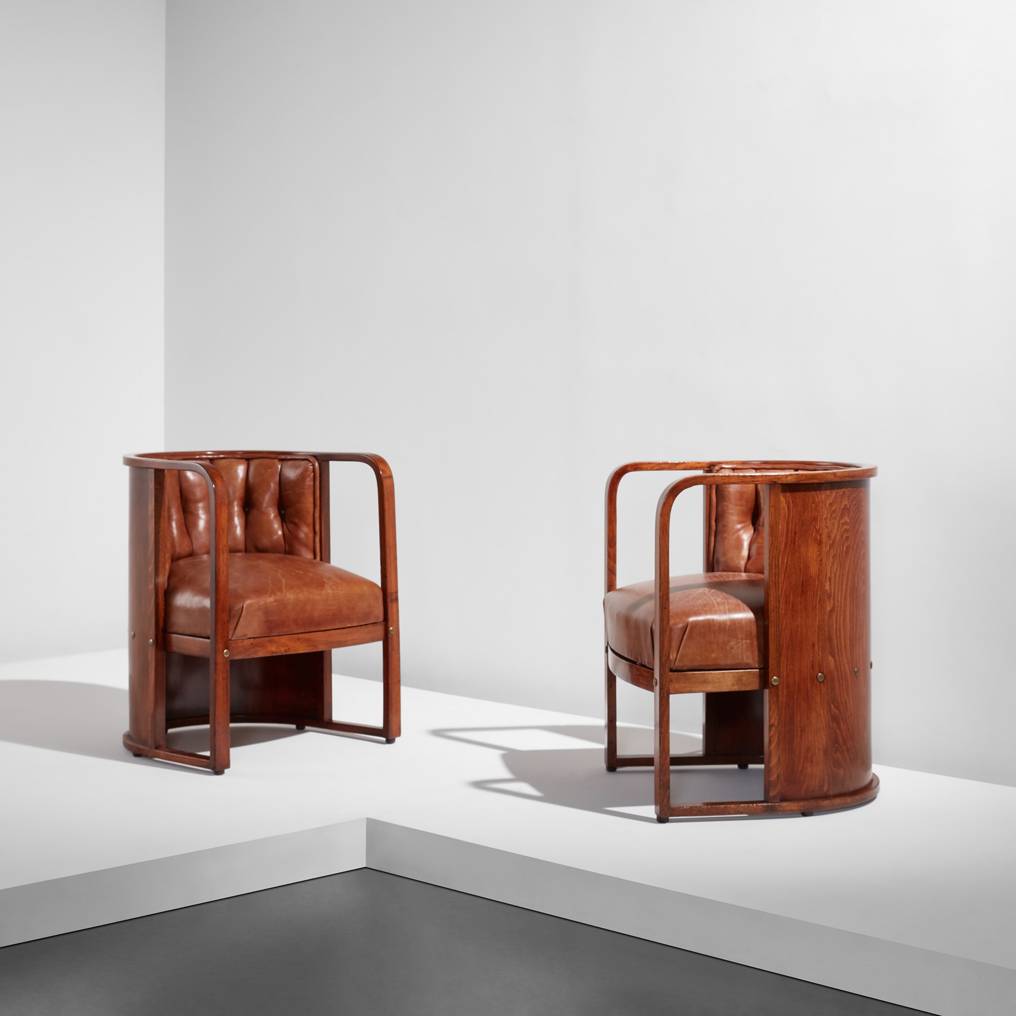 <p><strong>JOSEF HOFFMANN<em> </em></strong><em>Pair of armchairs</em>, circa 1905</p>