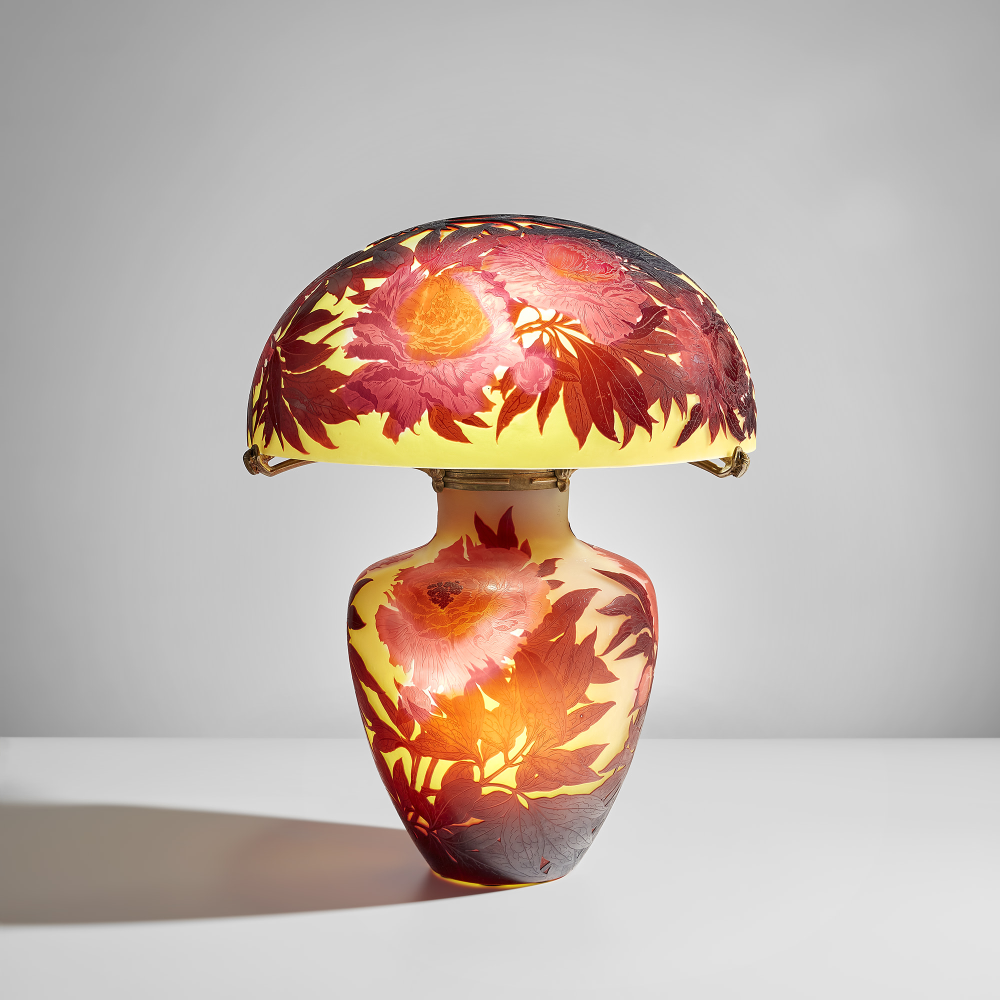 <p><strong>ÉTABLISSEMENTS GALLÉ</strong> <em>"Peony" table lamp</em></p>