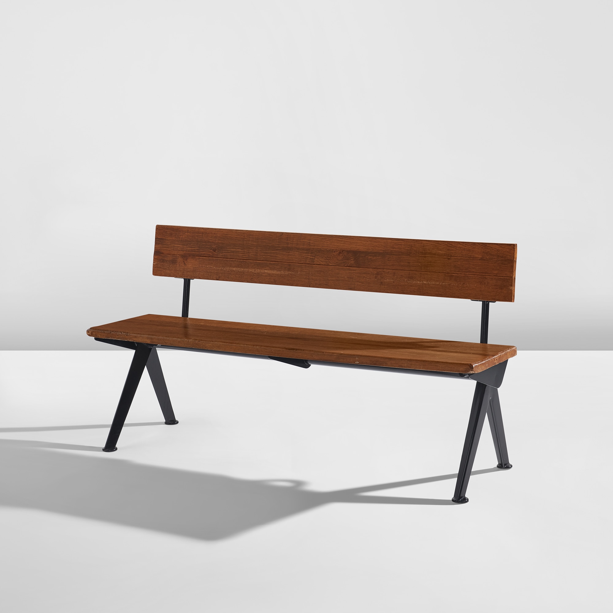 <p><strong>JEAN PROUVÉ</strong> <em>Bench</em></p>